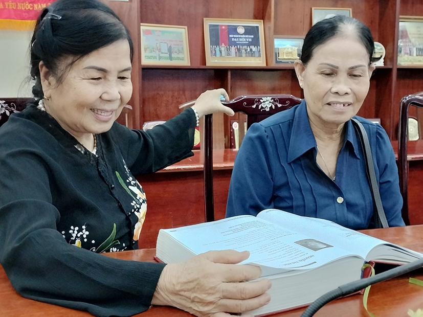 Nữ cựu tù Côn Đảo Võ Thị Thanh Thuỷ và Nguyễn Thị Hoa tìm địa chỉ cựu tù Côn Đảo qua danh sách các cựu tù chính trị bị địch bắt tại Đồng Nai.
