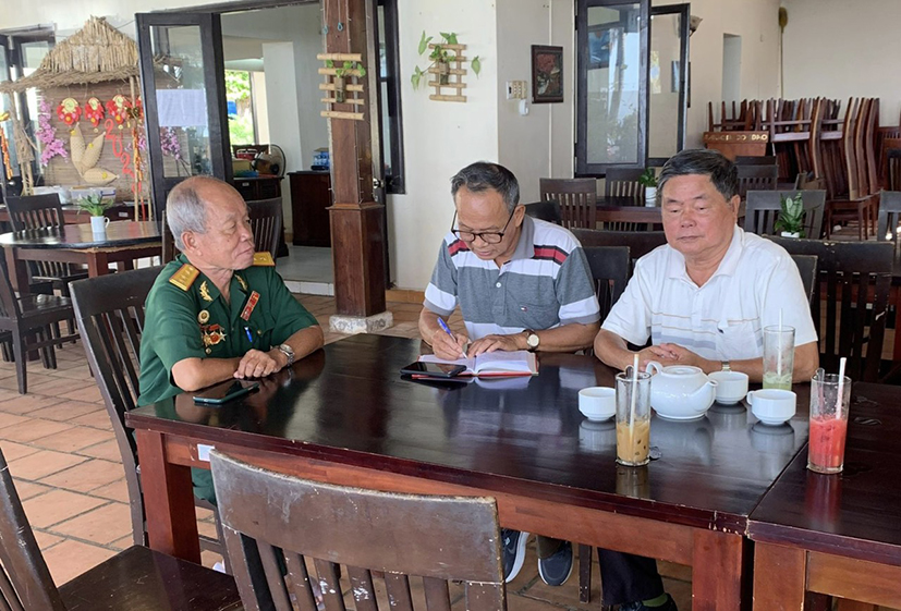 Từ trái qua phải: Đại tá, nhà văn Đỗ Viết Nghiệm, nhà báo Trịnh Phi Long và Trung tướng Châu Văn Mẫn thảo luận về việc đề xuất dựng bia tưởng niệm, ghi danh các di tích dịp trở lại Côn Đảo tháng 4/2023. Ảnh: NVCC