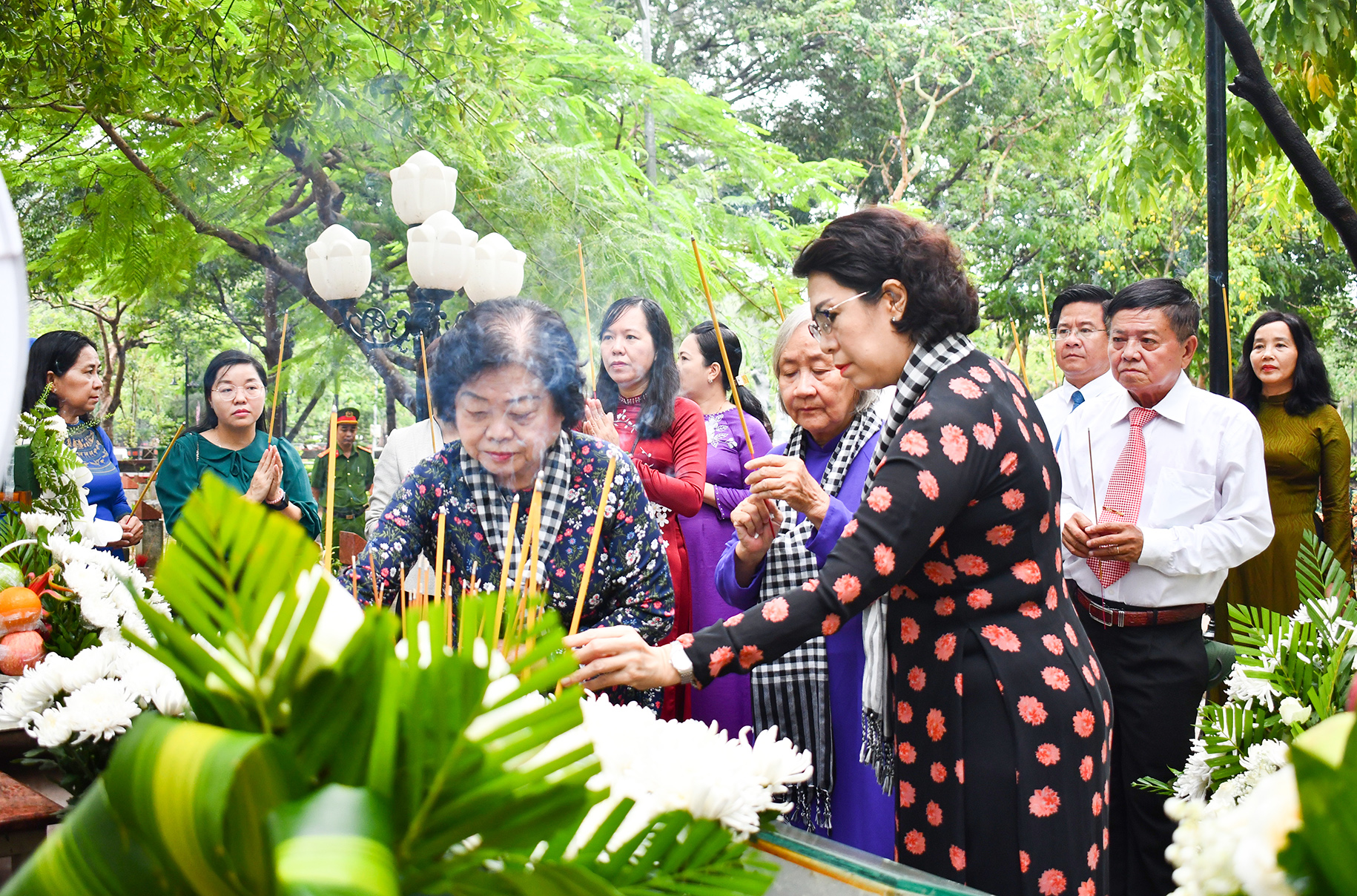 Bà Trương Mỹ Hoa, nguyên Phó Chủ tịch nước, cựu tù chính trị Côn Đảo (giữa) dâng hương tri ân anh hùng liệt sĩ tại Nghĩa trang Hàng Dương. Ảnh: HUYỀN TRANG