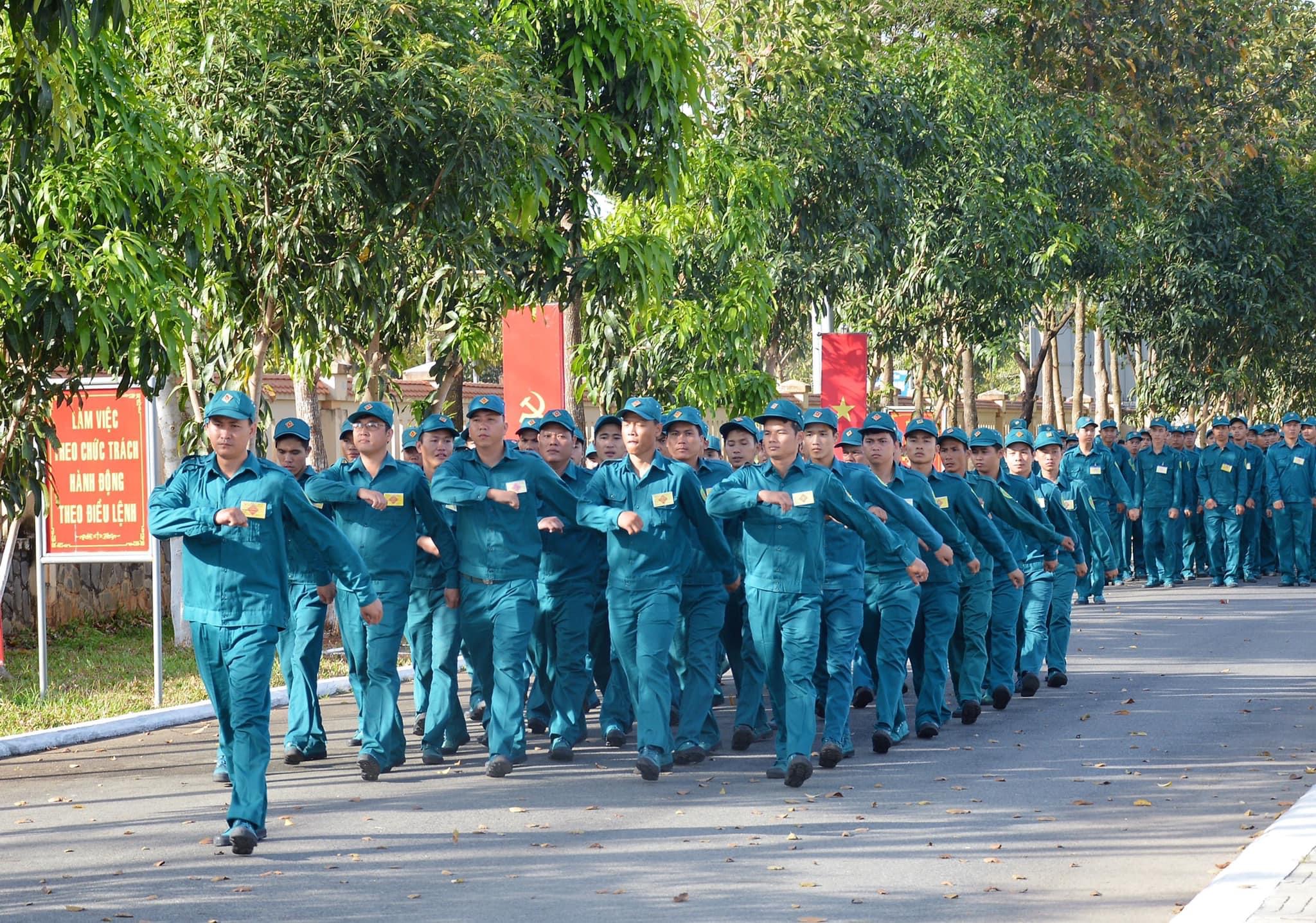 Lực lượng dân quân tự vệ huấn luyện điều lệnh đội ngũ.