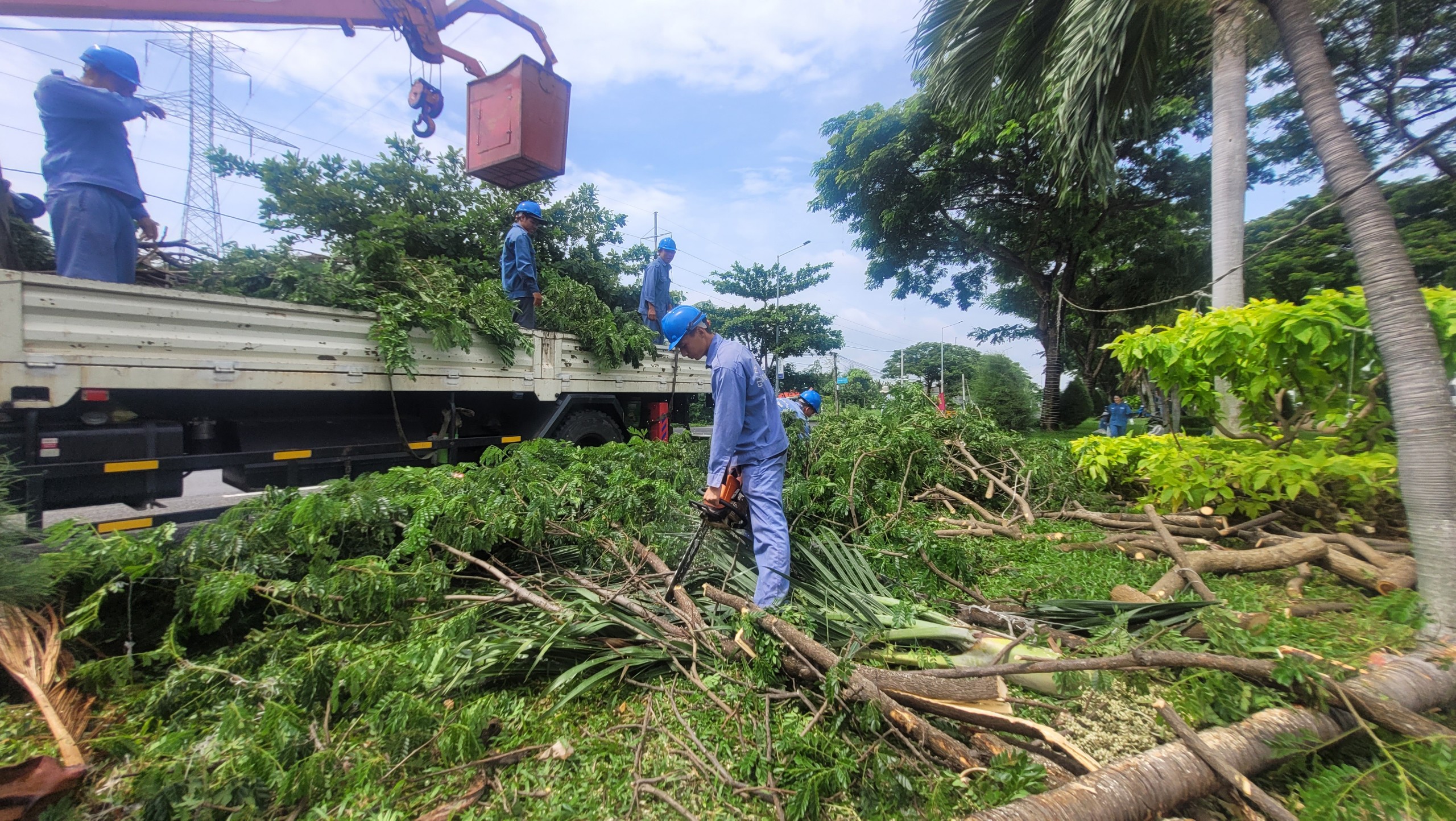Công nhân Công ty CP dịch vụ đô thị Bà Rịa xử lý cây xanh gãy đổ trên QL 51