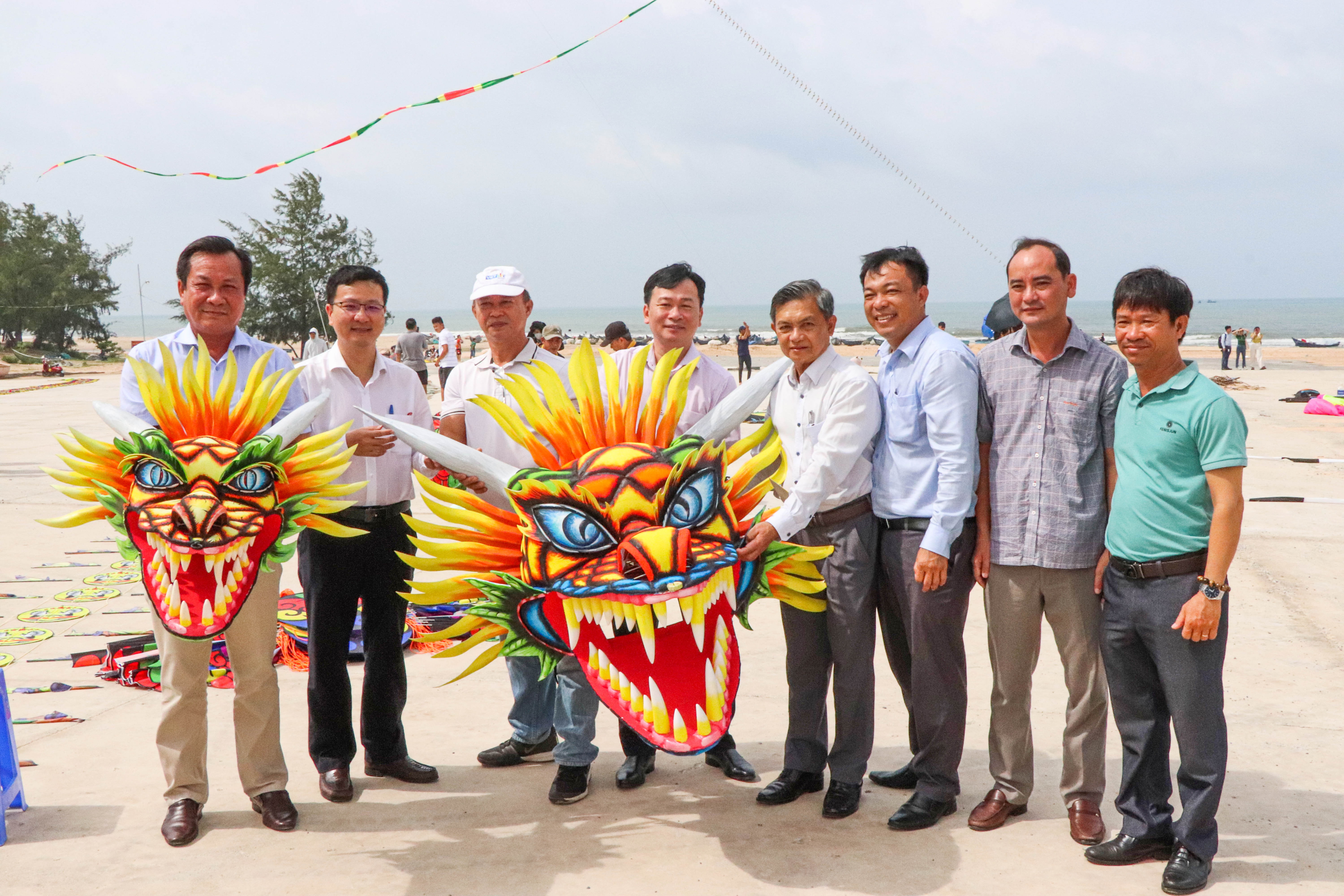 Bí thư Huyện ủy Xuyện Mộc Phạm Thành Chung (đứng giữa) cùng lãnh đạo UBND huyện bên con diều rồng dài 120m.