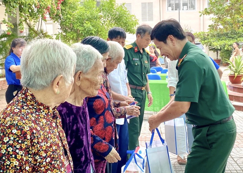 Đại diện Bệnh viện Quân dân y Miền Đông tặng quà cho người dân có hoàn cảnh khó khăn xã Láng Dài.