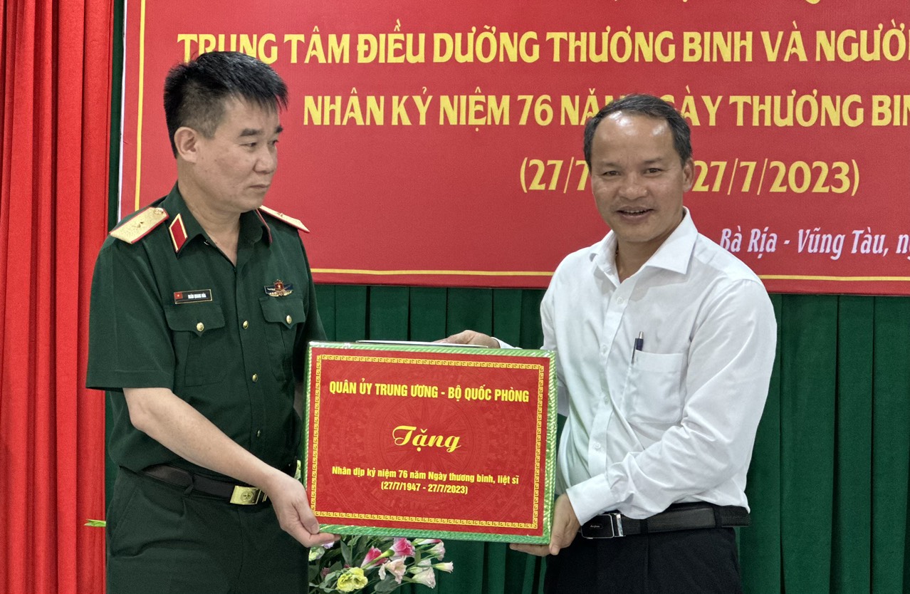 Thiếu tướng Đoàn Quang Hòa, Cục trưởng Cục Chính sách (Tổng cục Chính trị QĐND Việt Nam) tặng quà của Quân ủy Trung ương, Bộ Quốc phòng cho Trung tâm điều dưỡng thương binh và người có công Long Đất.