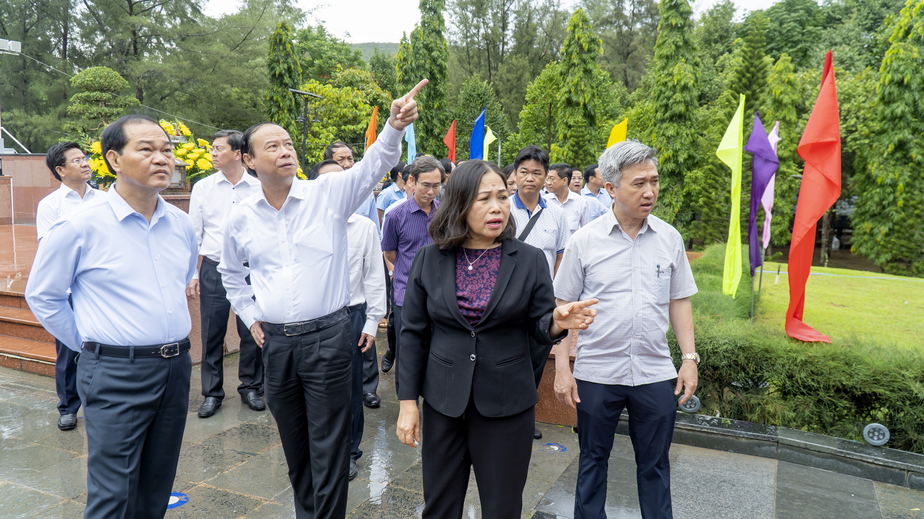 Lãnh đạo tỉnh kiểm tra khu vực lắp đặt sân khấu chính trước Tượng đài Liệt sĩ Nghĩa trang Hàng Dương – nơi diễn ra các hoạt động lễ viếng, thắp nến tri ân, chương trình nghệ thuật “Bản hùng ca bất tử” .