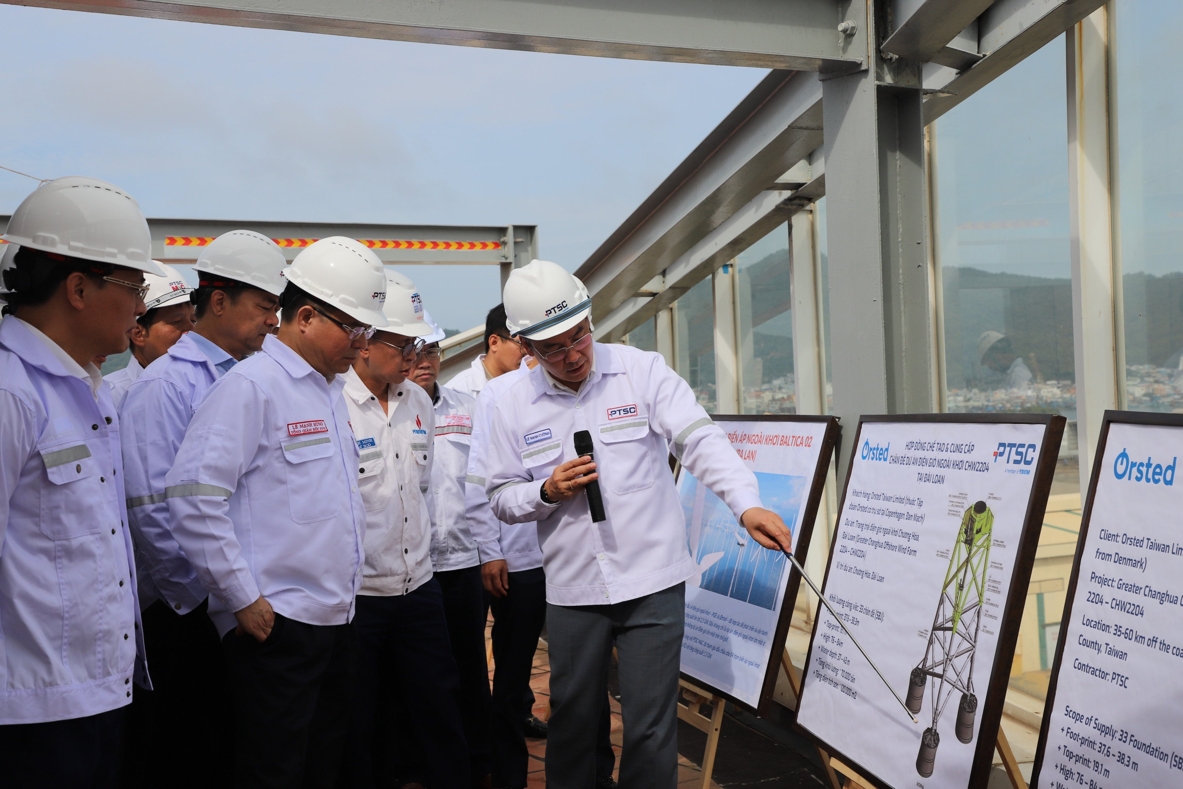 Tổng Giám đốc PTSC Lê Mạnh Cường giới thiệu với Tổng Giám đốc Lê Mạnh Hùng và đoàn công tác về tiến độ thực hiện các dự án điện gió ngoài khơi.