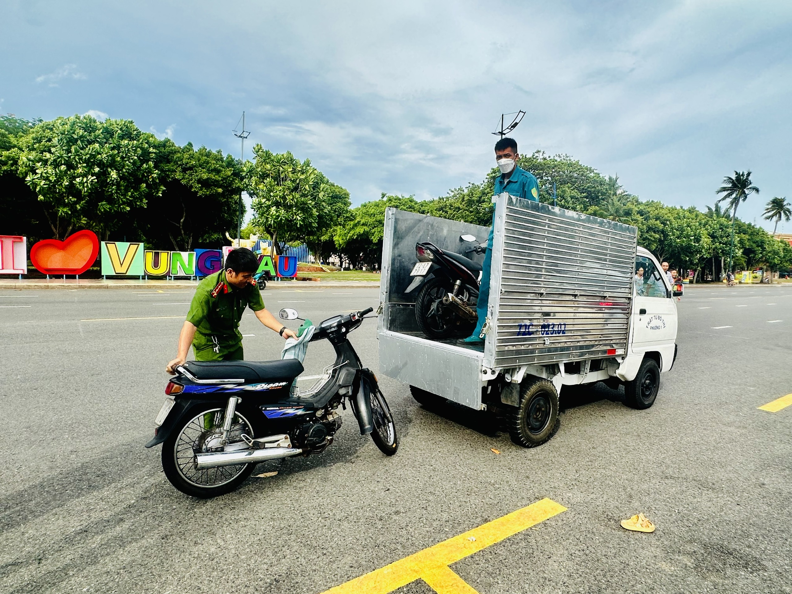 Những trường hợp xe honda đậu đỗ lấn chiếm khu vực đậu xe ô tô có thu phí được Công an phường 1 di chuyển lên xe tải, yêu cầu chủ phương tiện đến trụ sở Công an phường làm việc