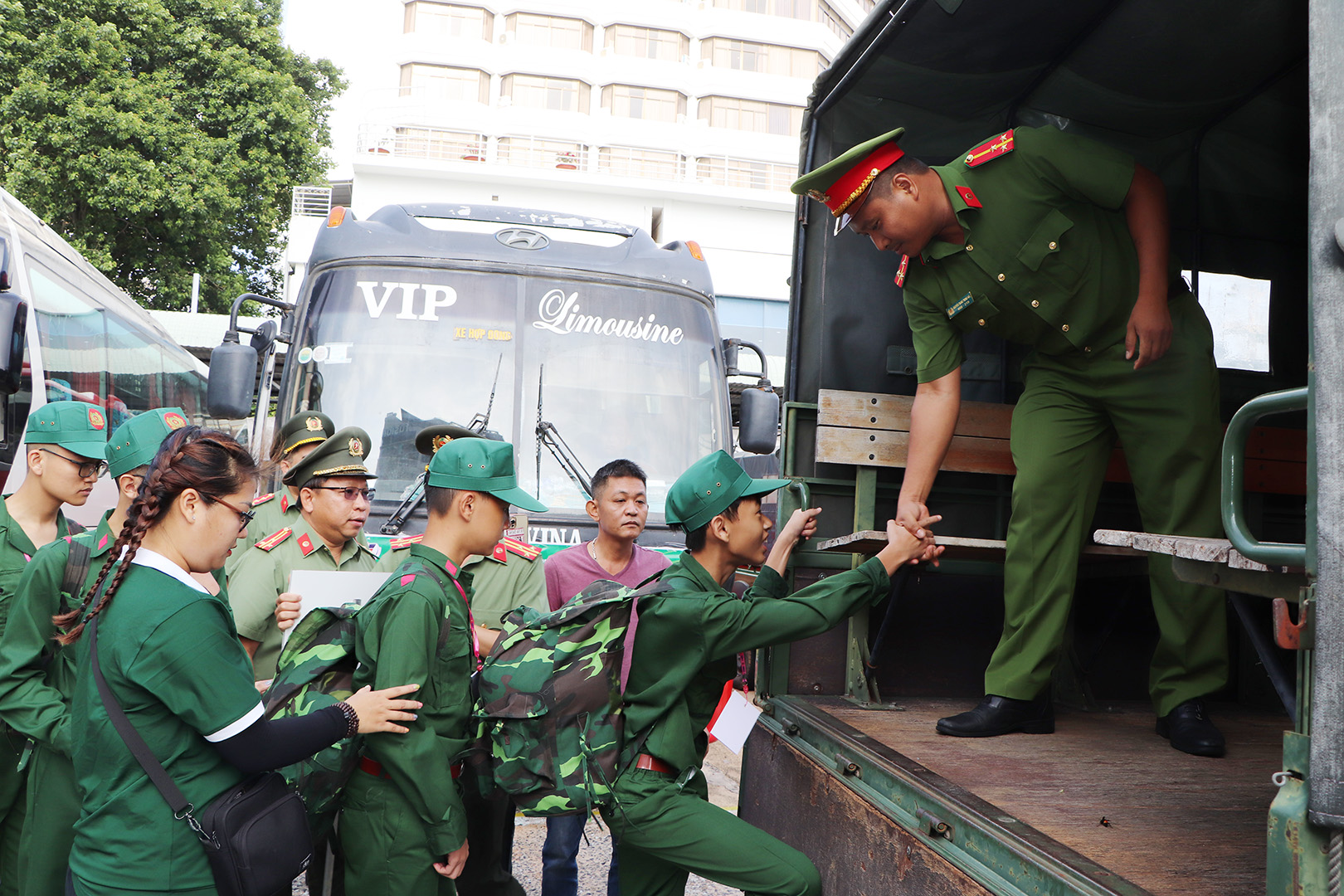 Các chiến sĩ nhí lên xe, di chuyển đến Trung tâm Huấn luyện và Bồi dưỡng nghiệp vụ Công an tỉnh.