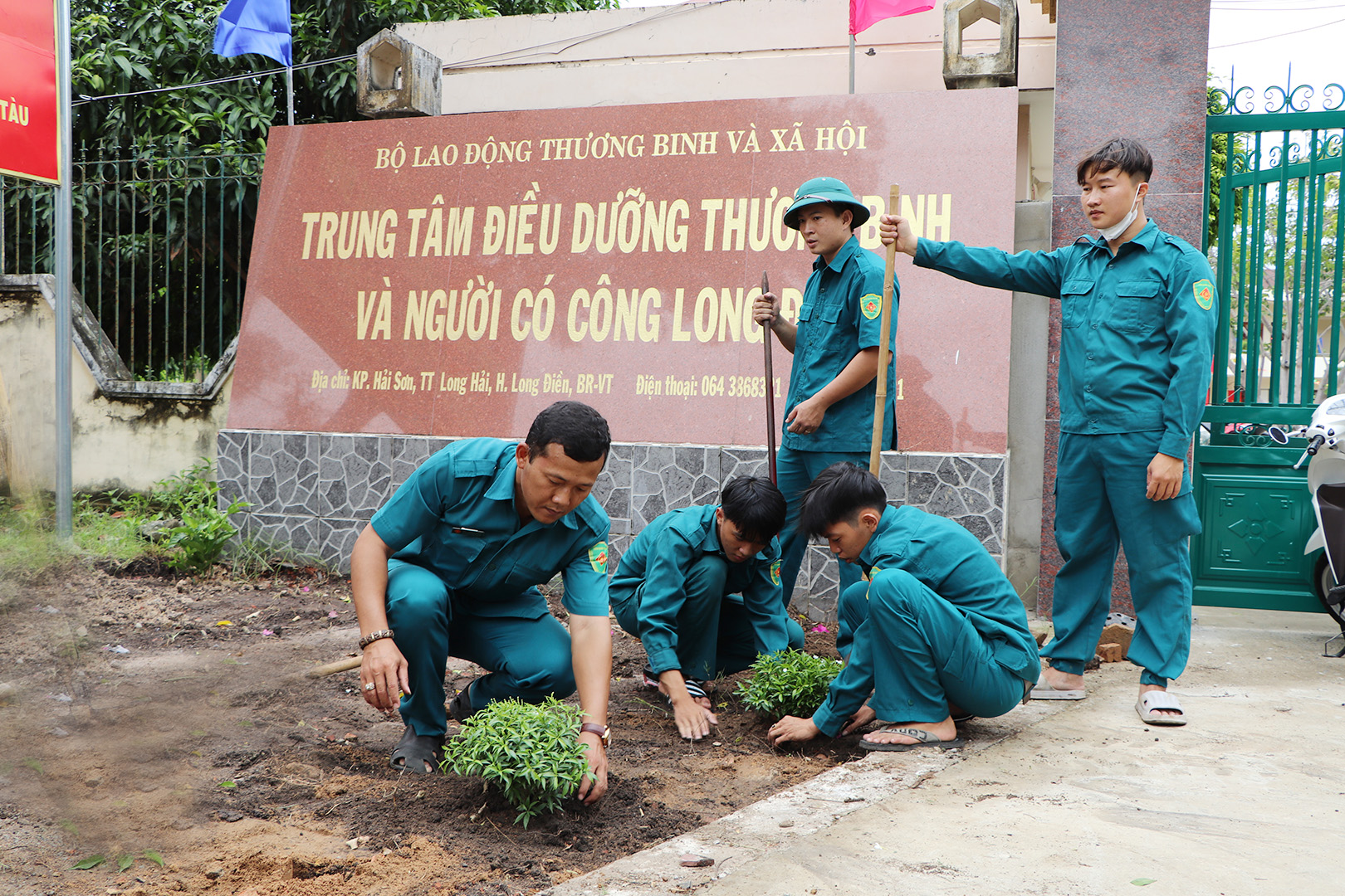 LLVT trồng hoa, tạo cảnh quan đẹp phía trước Trung tâm Điều dưỡng Thương binh và Người có công Long Đất.