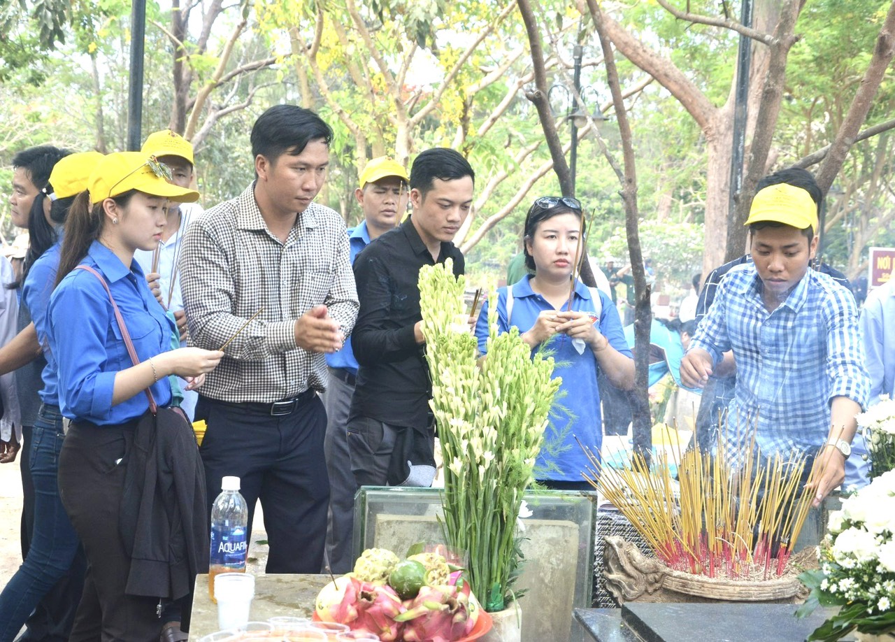 Đoàn viên thanh niên dâng hương tưởng niệm các Anh hùng liệt sĩ tại Nghĩa trang Hàng Dương. Ảnh: NHÂN ĐOÀN