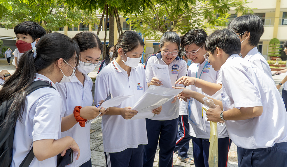 Các thí sinh tại điểm thi Trường THPT Trần Nguyên Hãn, TP. Vũng Tàu. Ảnh: BẢO KHÁNH