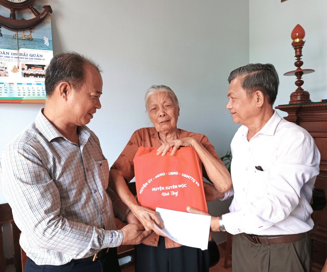 Ông Huỳnh Kim Sơn, Phó Bí thư Thường trực Huyện ủy Xuyên Mộc thăm hỏi, động viên bà Trịnh Thị Măng, vợ Anh hùng Liệt sĩ Nguyễn Viết Đình.