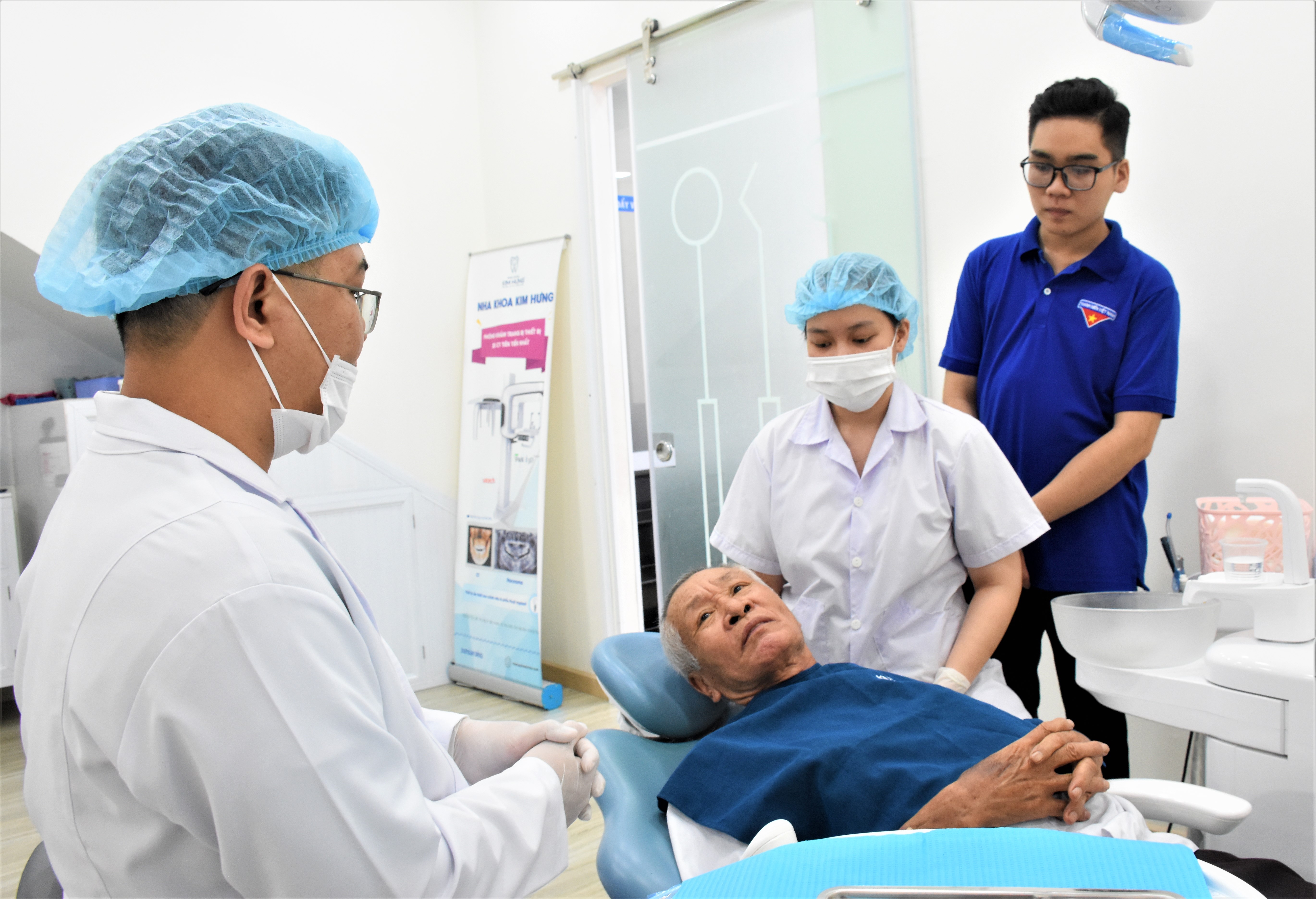 Cựu chiến binh được bác sĩ Phòng khám Nha khoa Kim Hưng kiểm tra sức khỏe miễn phí tại chương trình.