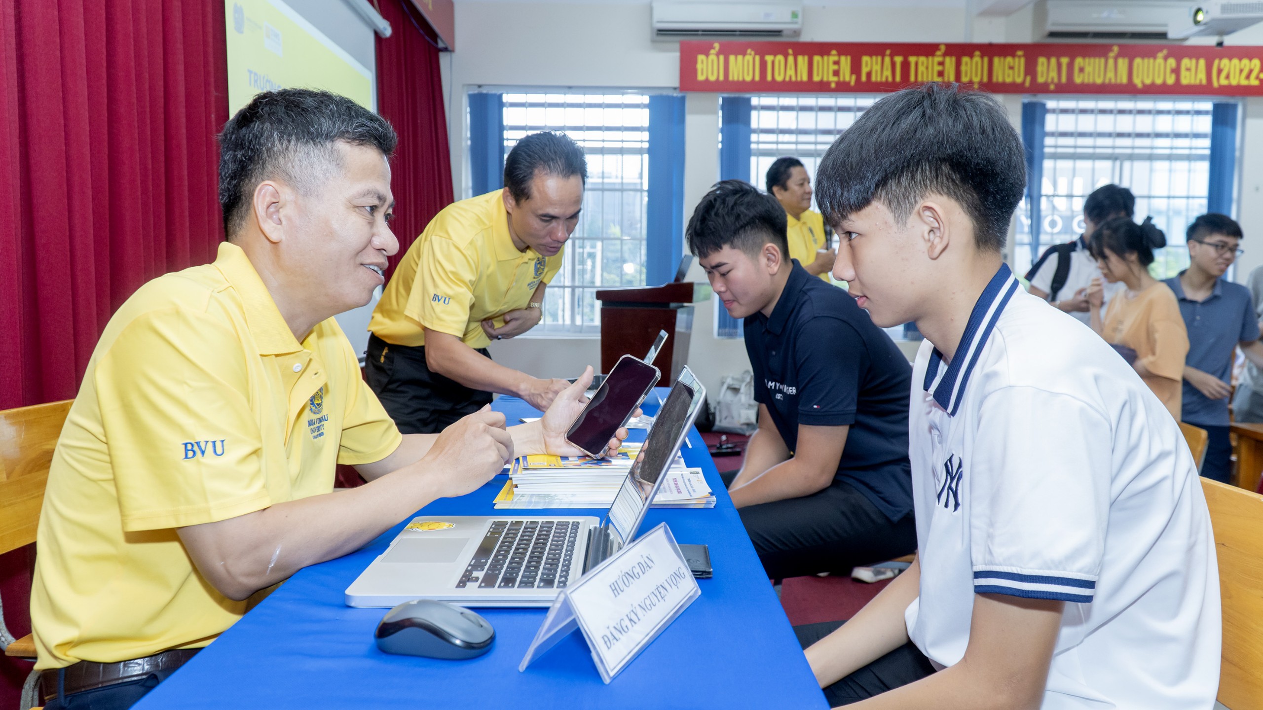 HS là con ruột của cán bộ, giáo viên, nhân viên ngành giáo dục tỉnh đăng ký nguyện vọng 1 vào BVU được cấp học bổng 5 triệu đồng.