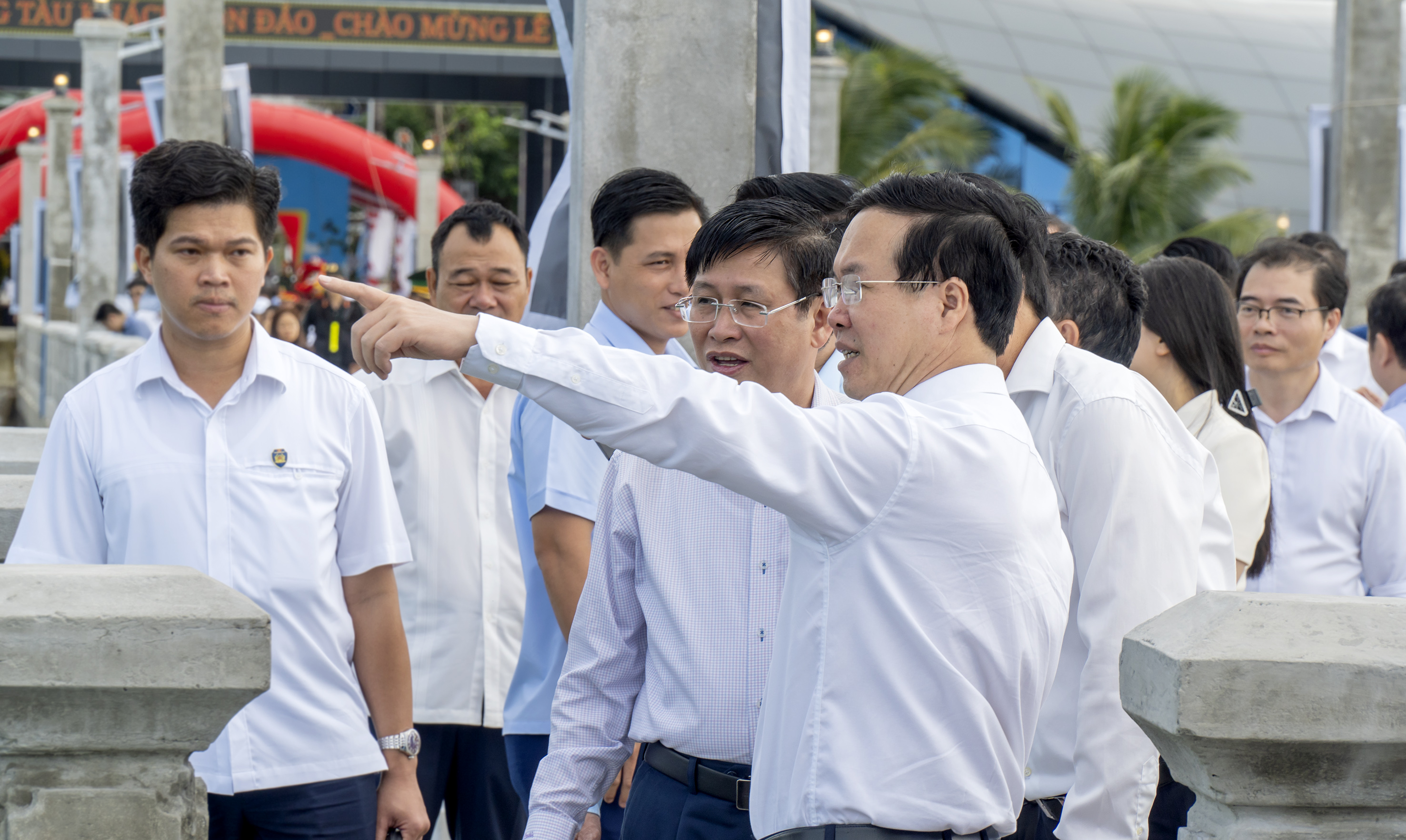 Chủ tịch nước thăm quan, trao đổi với lãnh đạo tỉnh về công trình Cảng Tàu khách Côn Đảo.