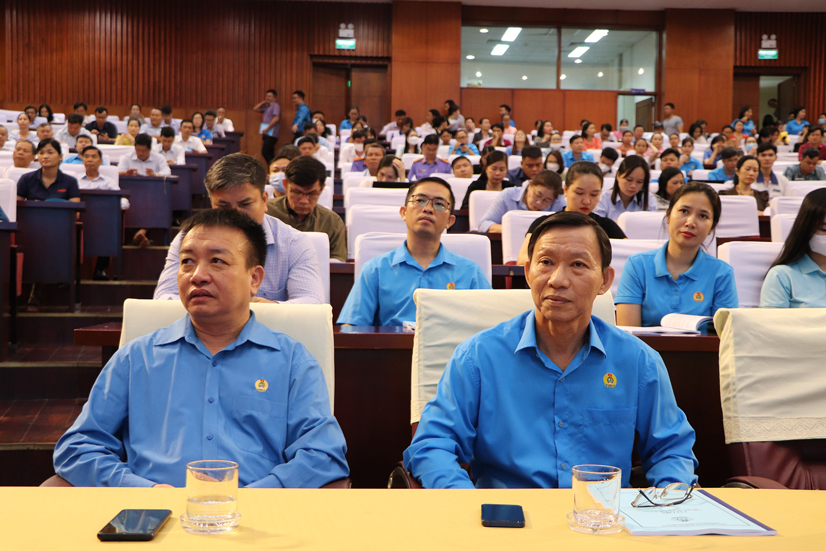 Ông Ngô Quang Khánh, đại diện LĐLĐ Việt Nam; Nguyễn Châu Trinh, Phó Chủ tịch LĐLĐ tỉnh tại hội nghị.