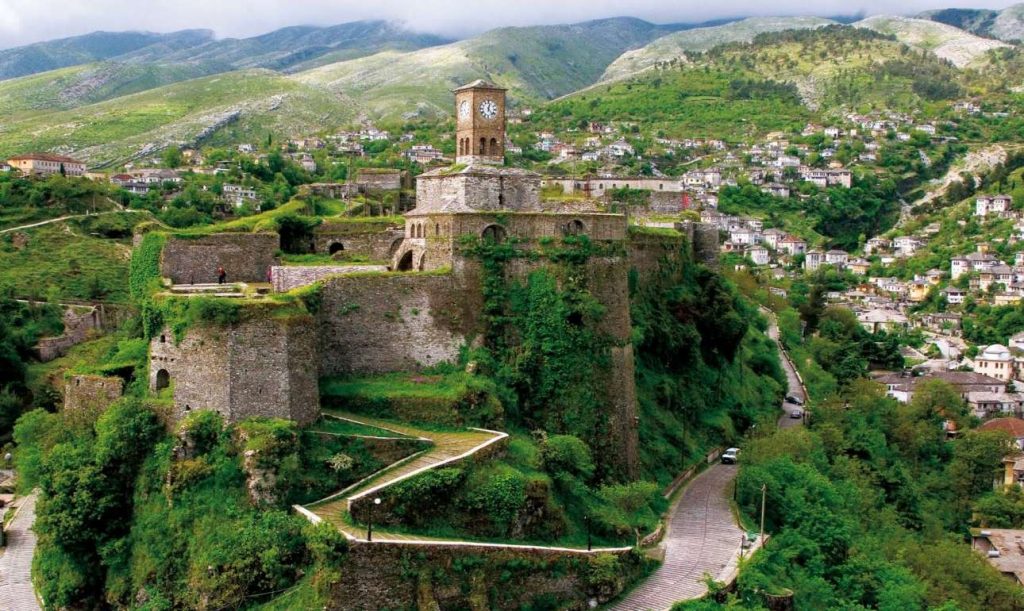 Gjirokaster là tòa thành cổ, di tích lịch sử nên ghé thăm khi đến Albania.