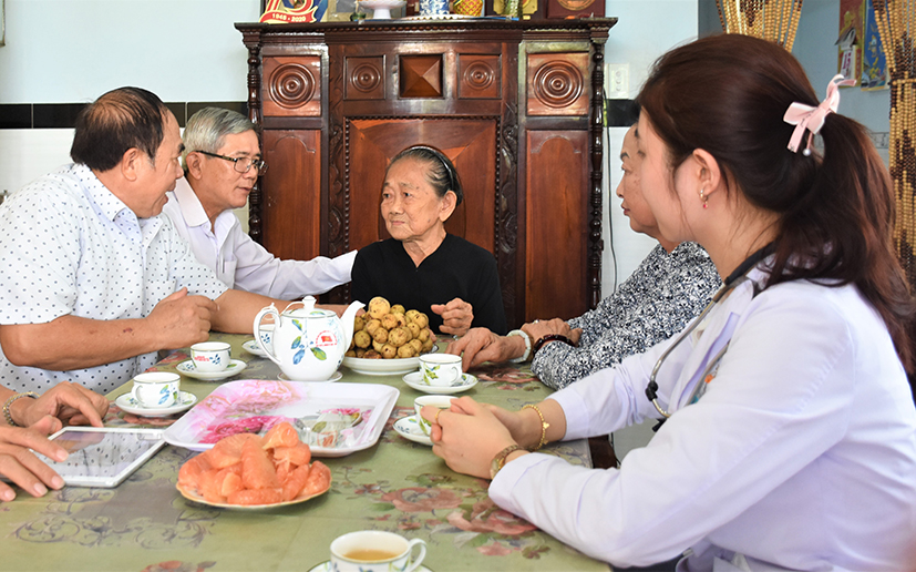 Các ban ngành, đoàn thể thăm, tặng quà Mẹ VNAH La Thị Biên.