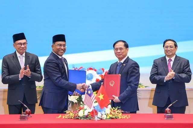 Thủ tướng Chính phủ Phạm Minh Chính và Thủ tướng Malaysia Anwar Ibrahim chứng kiến lễ ký văn kiện giữa hai nước. Ảnh: NHẬT BẮC