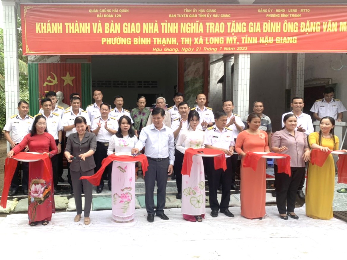 Lãnh đạo Hải đoàn 129, Ban Tuyên giáo Tỉnh ủy Hậu Giang và chính quyền địa phương cắt băng khánh thành “Nhà tình nghĩa” cho gia đình ông Đặng Văn Minh.