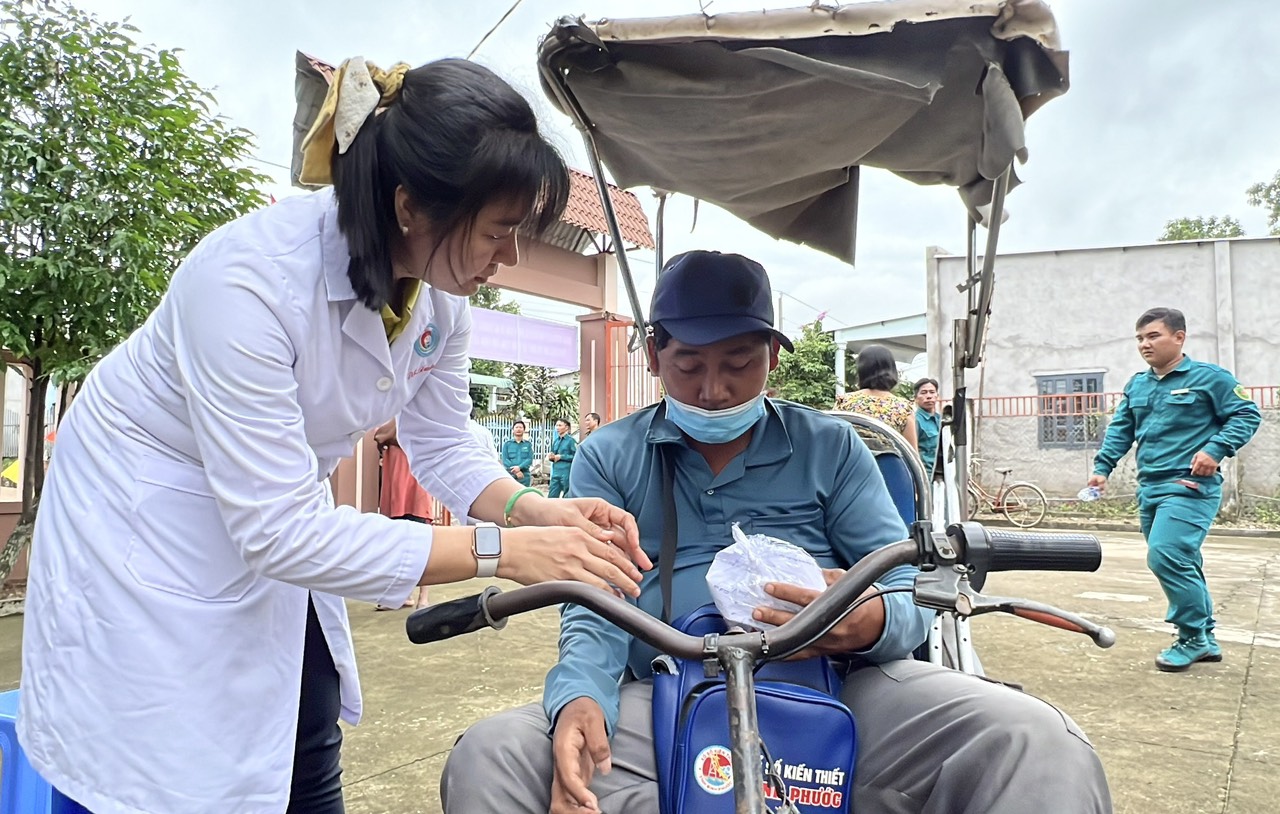 Y sĩ Hội Từ thiện TP. Hồ Chí Minh phát thuốc cho người dân có hoàn cảnh khó khăn xã Bình Trung.