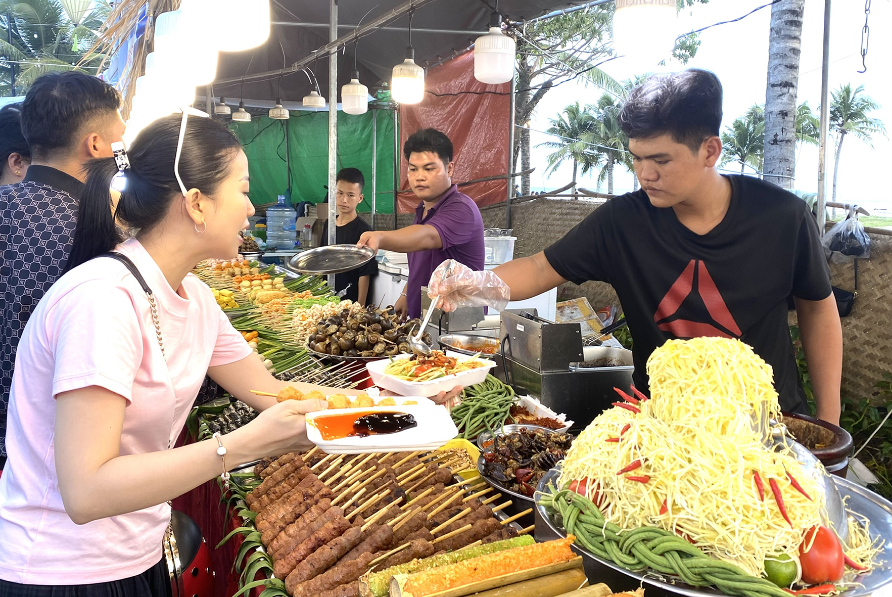 Các quầy ẩm thực luôn thu hút đông người mua