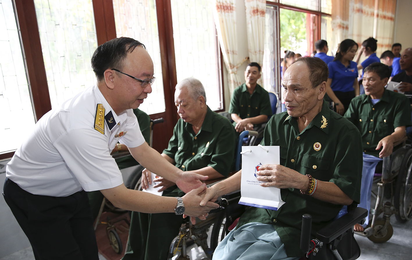 Lãnh đạo Tổng Công ty Tân cảng Sài Gòn tặng quà tặng các thương, bệnh binh tại Trung tâm điều dưỡng thương binh và người có công Long Đất.