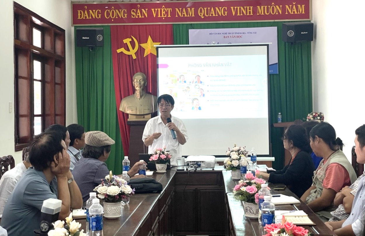 Nhà văn, nhà báo Huỳnh Dũng Nhân trao đổi nghiệp vụ về ký chân dung và ký văn học đến các hội viên Ban Văn học, Hội Văn học - Nghệ thuật tỉnh.