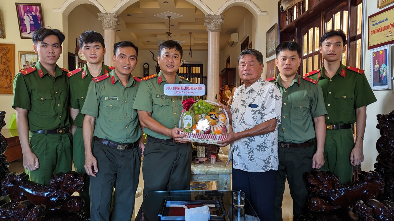 Đoàn thăm, tặng quà Trung tướng Châu Văn Mẫn.