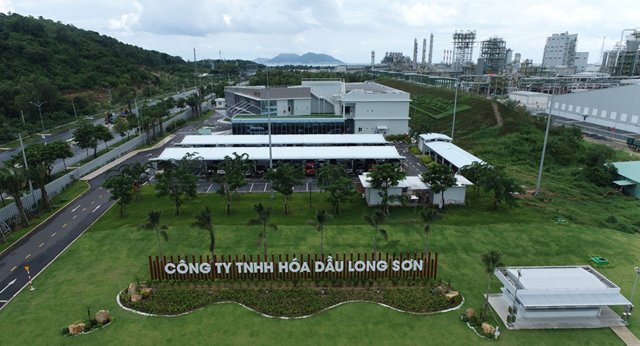 Toàn cảnh mảng xanh khu điều hành Công ty TNHH Hóa dầu Long Sơn.