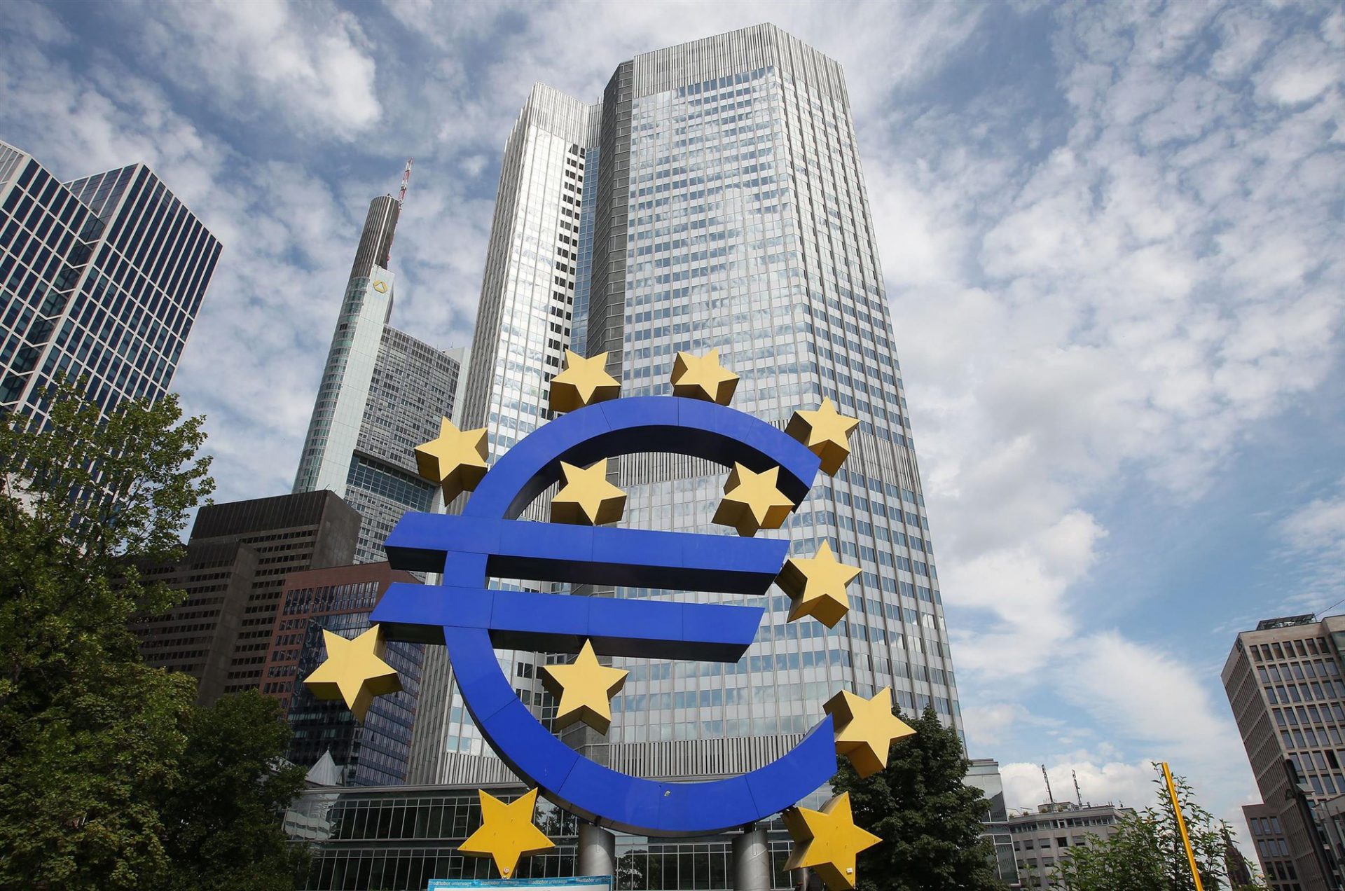 Biểu tượng đồng euro phía trước trụ sở ECB tại Frankfurt am Main, Đức.