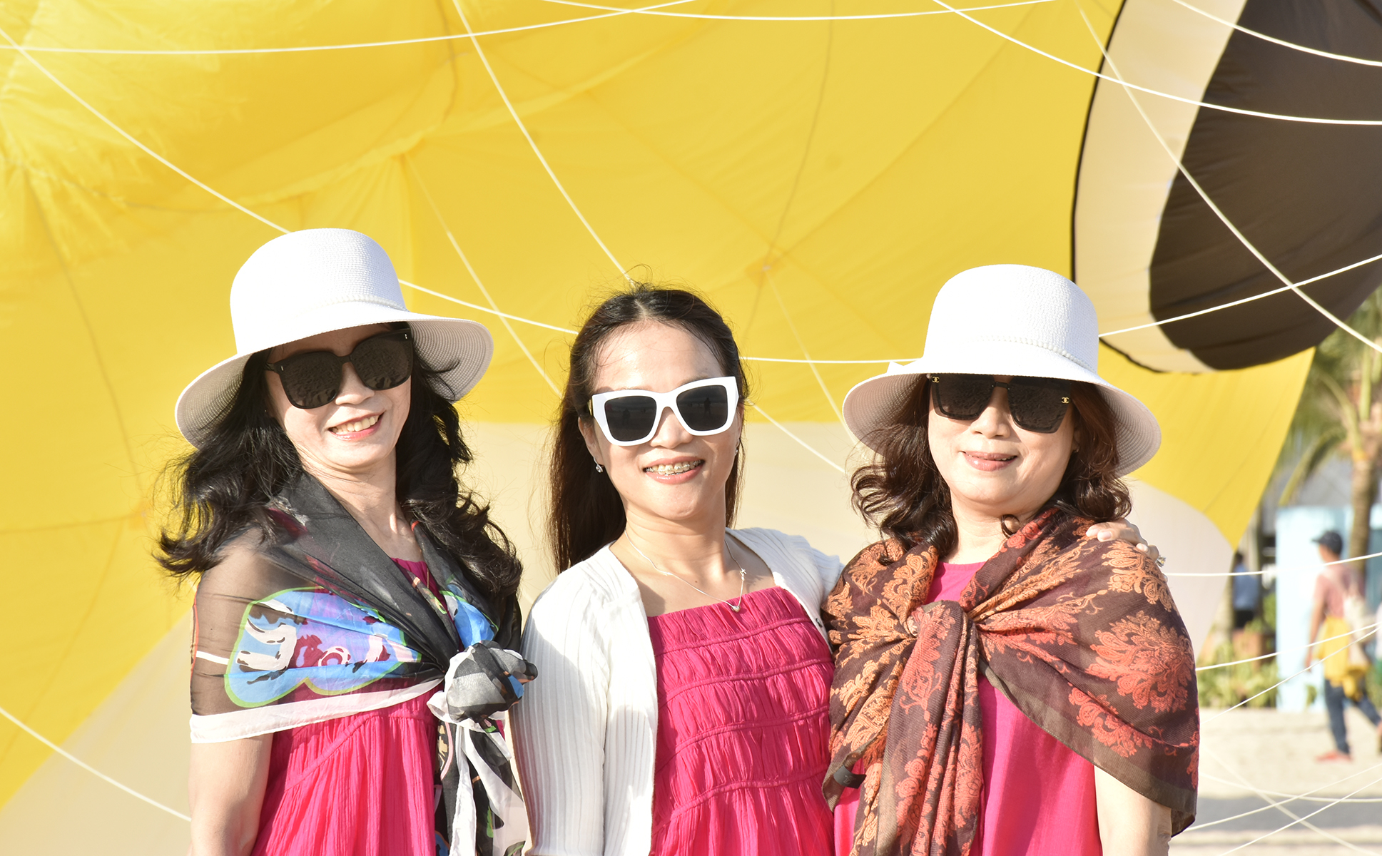 Chị Nguyễn Nữ Thu Thủy (giữa) cùng nhóm bạn chụp ảnh lưu niệm  bên cánh diều tại sự kiện.