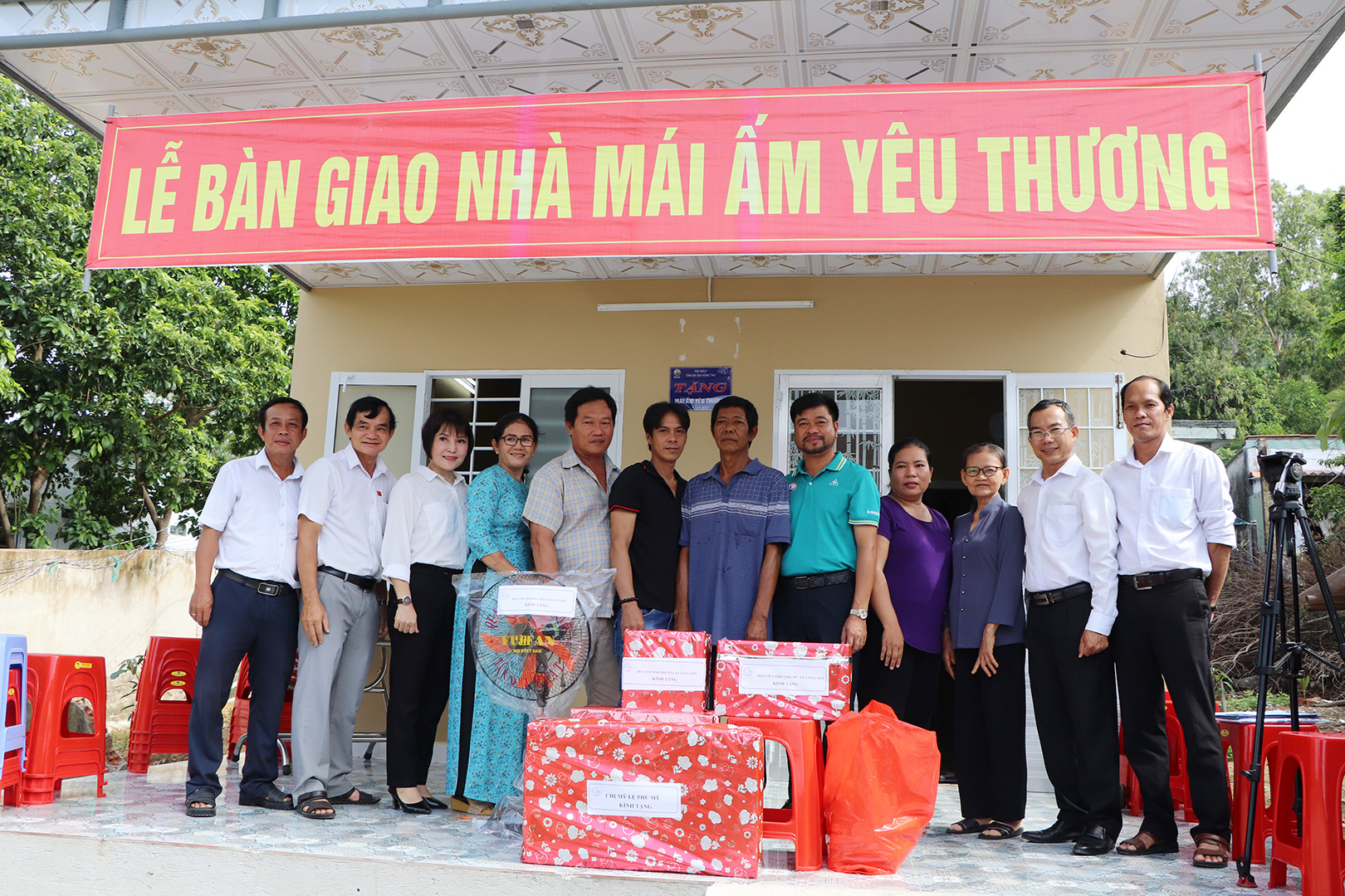 Đại diện MTTQ thành phố và chính quyền xã Long Sơn bàn giao “Mái ấm yêu thương” cho ông Nguyễn Văn Nguyên 