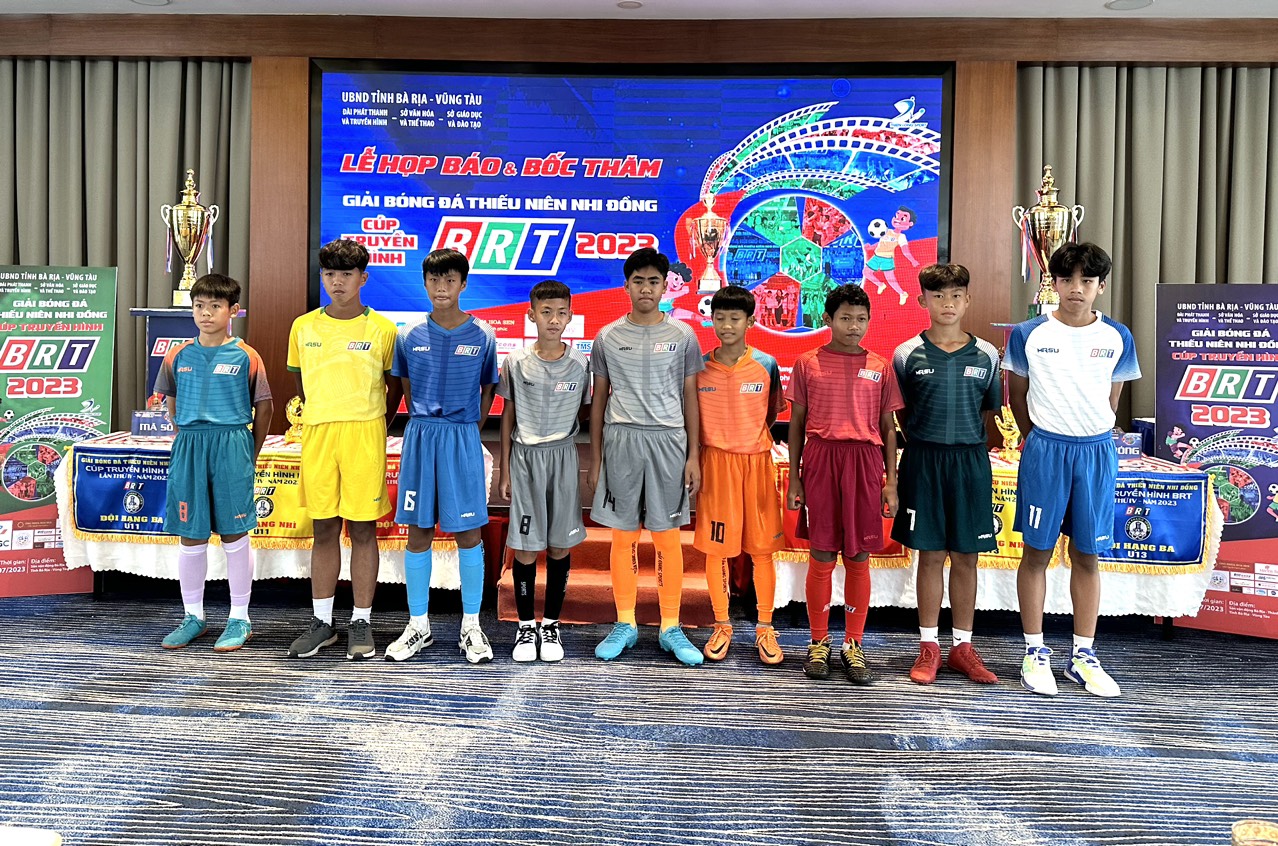 Đại diện các đội bóng U13 tham gia trình diễn áo thi đấu Giải bóng đá thiếu niên nhi đồng-Cúp Truyền hình BRT lần thứ 4/2023.