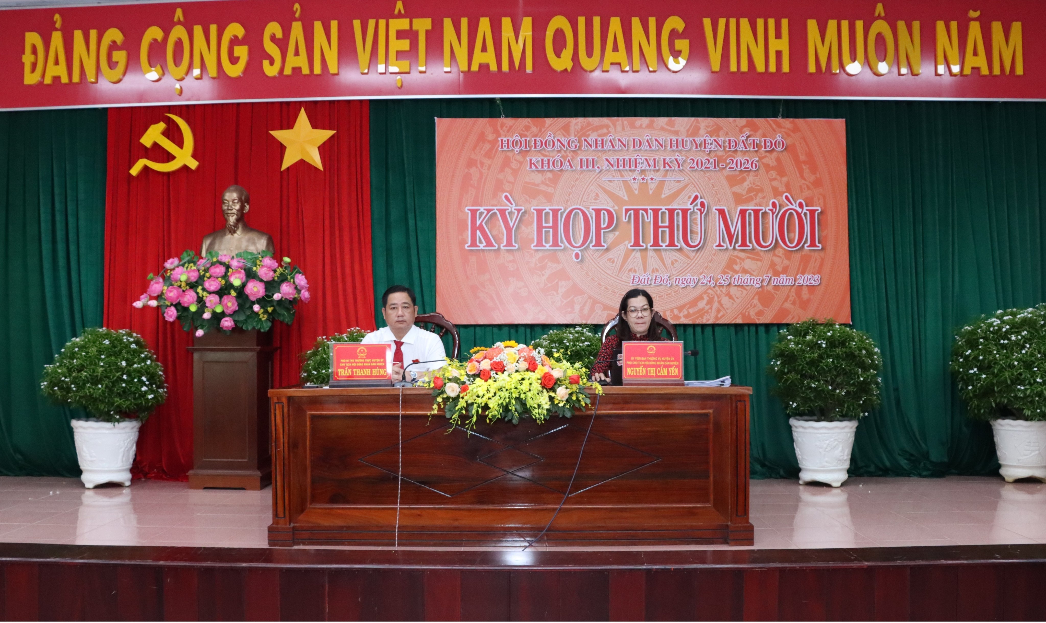 Ông Trần Thanh Hùng, Phó Bí thư Thường trực Huyện ủy, Chủ tịch HĐND huyện Đất Đỏ và bà Nguyễn Thị Cẩm Yến, Phó Chủ tịch HĐND huyện Đất Đỏ chủ trì tại Kỳ họp thứ 10, HĐND huyện khóa III nhiệm kỳ 2021 - 2026.
