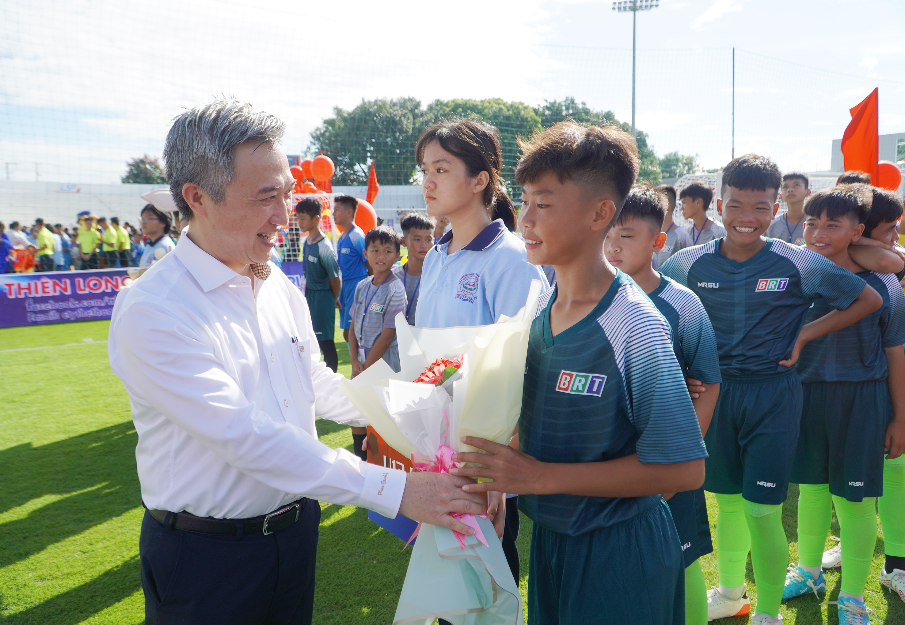Phó Chủ tịch UBND tỉnh Đặng Minh Thông tặng hoa, cờ chúc mừng các đội dự giải.