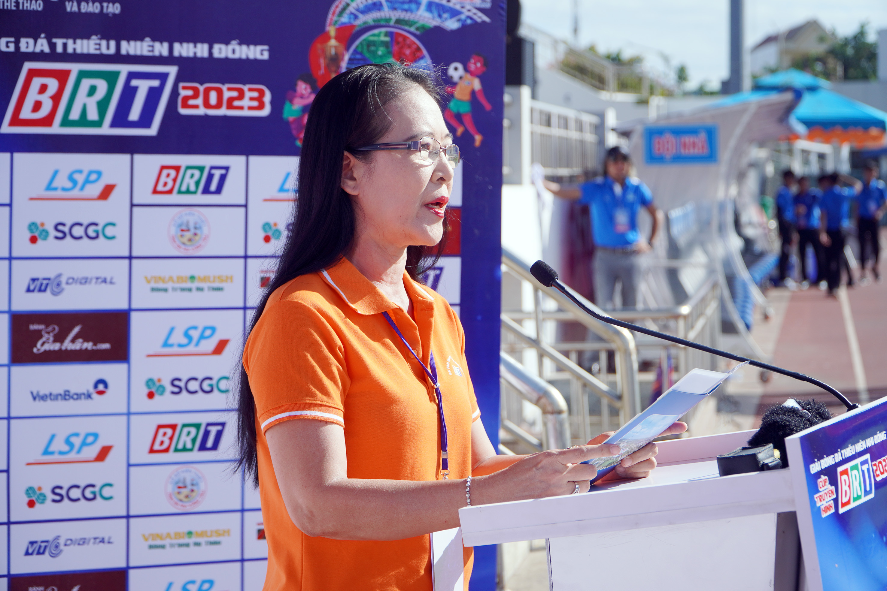 Bà Trần Ngọc Thân, Giám đốc Đài Phát thanh-Truyền hình tỉnh phát biểu khai mạc giải.
