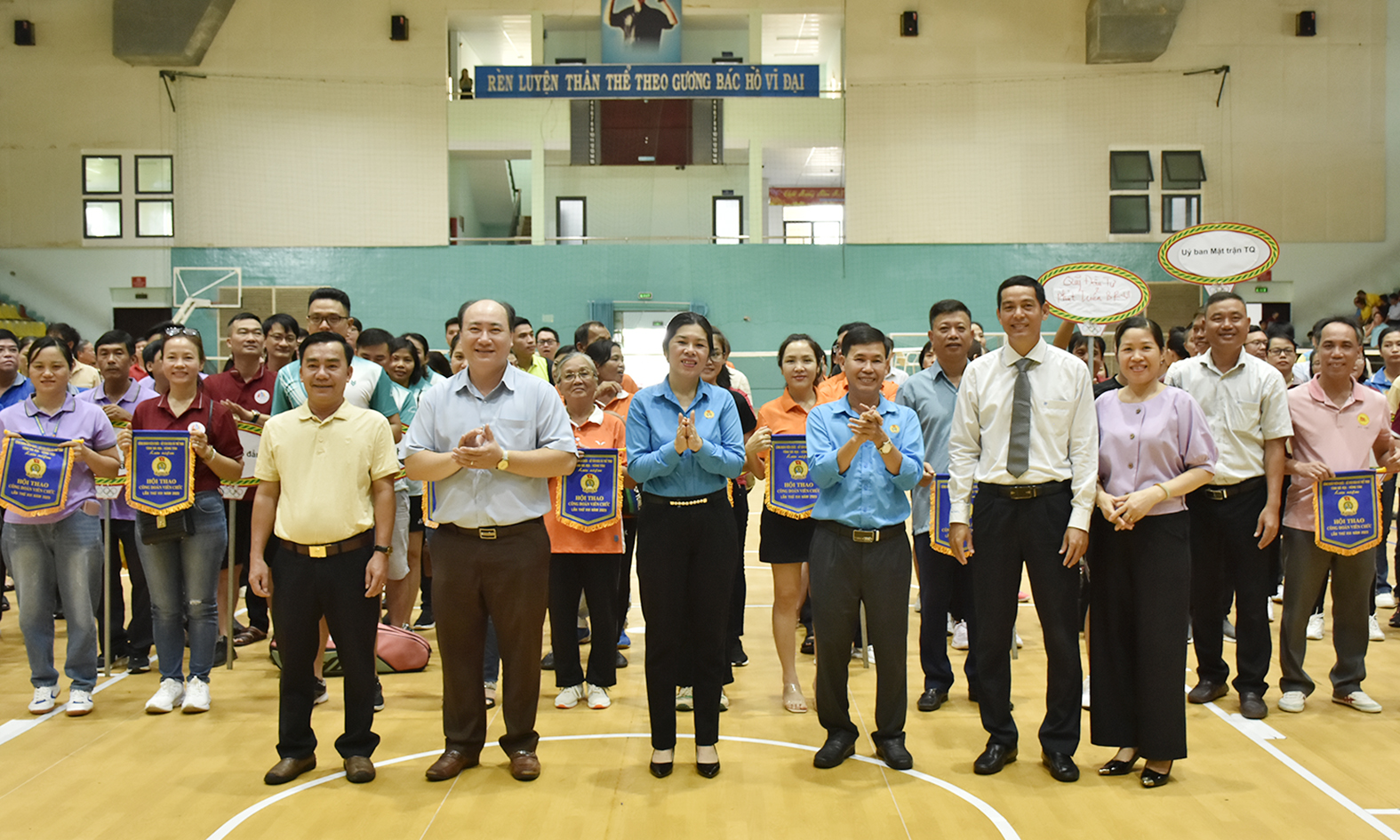 Đại diện Ban tổ chức tặng cờ lưu niệm cho các đơn vị dự hội thao