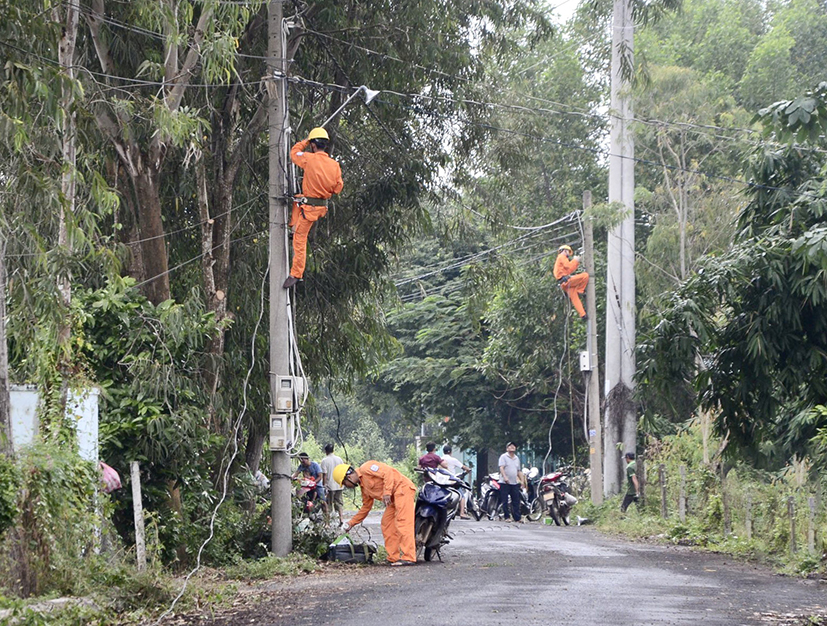 Ngành điện luôn ưu tiên đưa điện lưới quốc gia về các địa bàn vùng nông thôn khó khăn, xa xôi. Trong ảnh: Nhân viên điện lực lắp đèn chiếu sáng đường nông thôn tại huyện Xuyên Mộc.