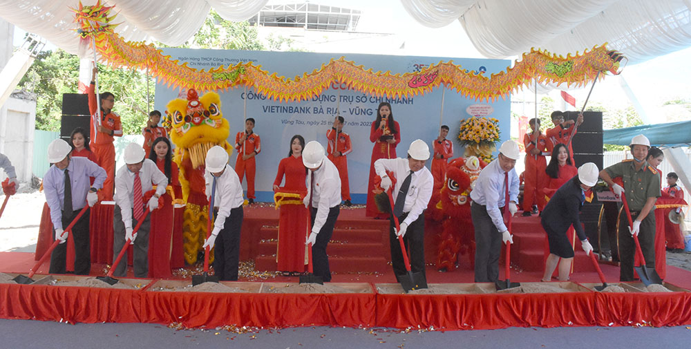 Đại biểu tham gia nghi thức xúc đất tại lễ khởi công trụ sở Vietinbank Bà Rịa - Vũng Tàu