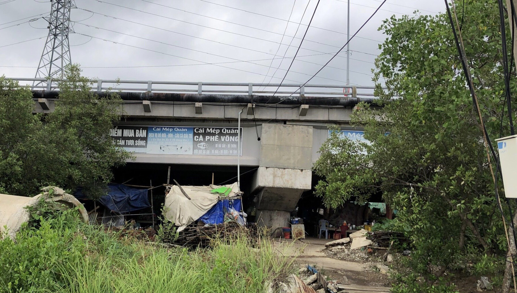 Chính quyền địa phương đã vận động người dân sinh sống dưới gầm cầu Rạch Ngã Tư tự di dời để bảo đảm an toàn tính mạng khi các gối cầu bị xô lệch.