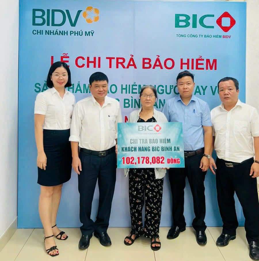 Đại diện BIDV Phú Mỹ và BIC trao bảo hiểm chi trả cho người nhà khách hàng.