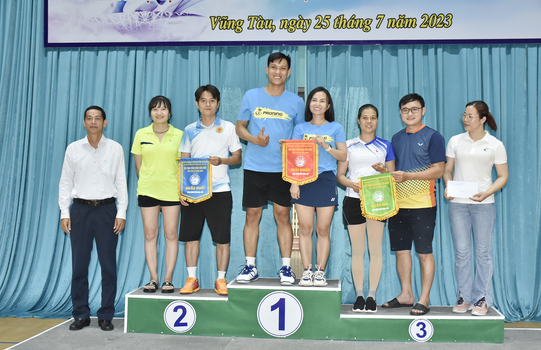 Ông Nguyễn An Thái, Phó Giám đốc Trung tâm Huấn luyện và Thi đấu TDTT tỉnh (bìa trái) trao giải cao cho các VĐV thi môn cầu lông đôi nam nữ