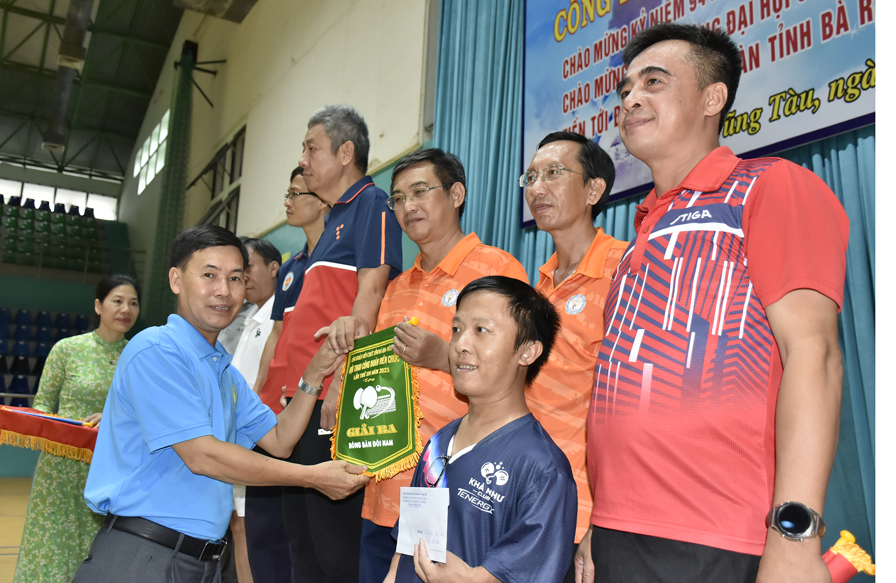 Ông Nguyễn Việt Dũng, Chủ tịch Công đoàn viên chức tỉnh trao giải cho các VĐV dự thi môn bóng bàn đôi nam