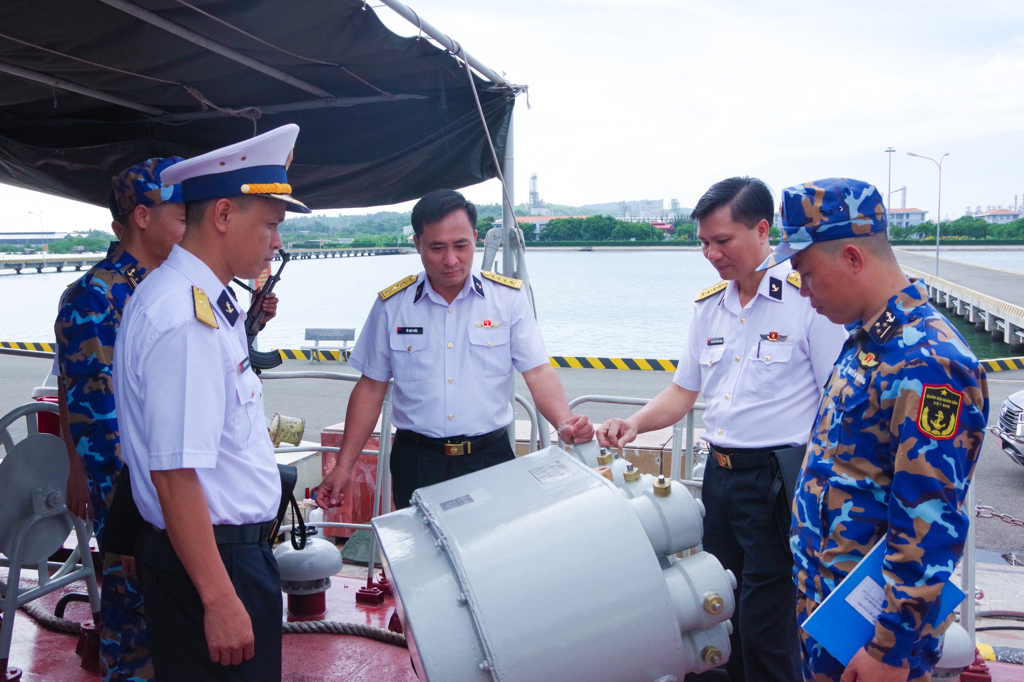 Đại tá Vũ Anh Tuấn, Bí thư Đảng ủy, Chính ủy Vùng 2 Hải quân kiểm tra công tác bảo quản, bảo dưỡng vũ khí trang bị kỹ thuật trên tàu của Lữ đoàn 167.