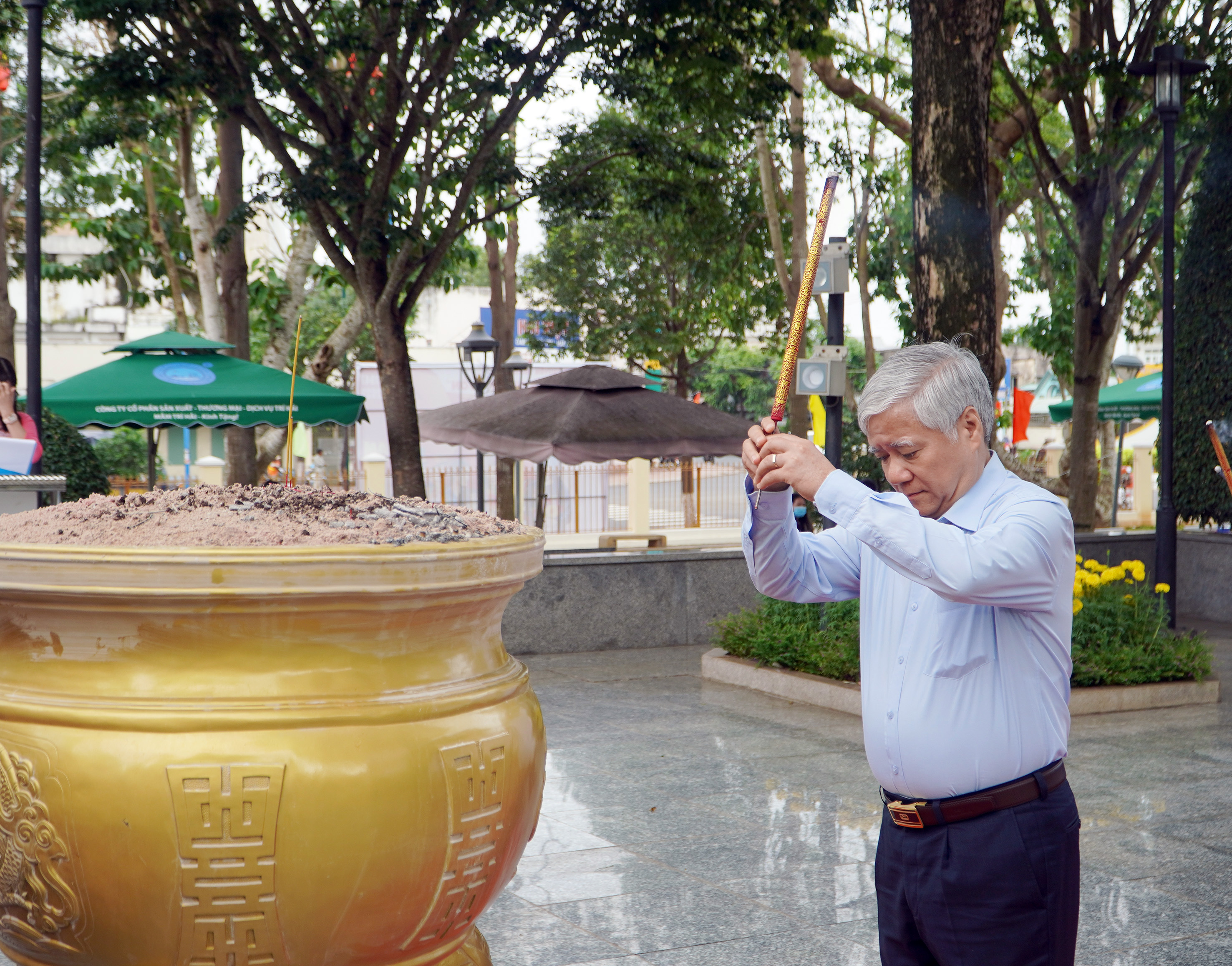 Ông Đỗ Văn Chiến, Bí thư Trung ương Đảng, Chủ tịch Ủy ban Trung ương MTTQ Việt Nam dâng hương tại Đài tưởng niệm nữ Anh hùng liệt sĩ Võ Thị Sáu. 