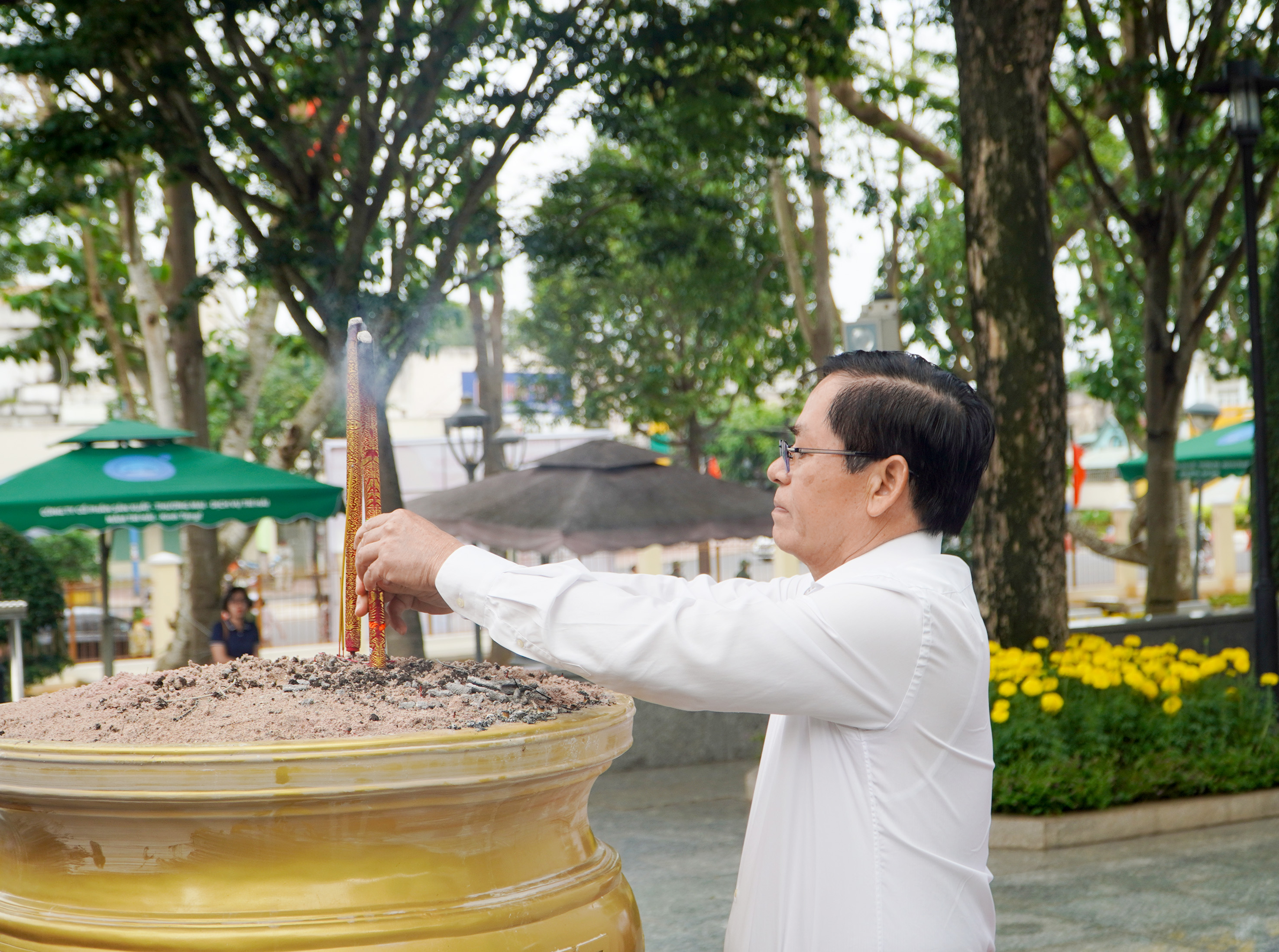 Ông Phạm Viết Thanh, Ủy viên Trung ương Đảng, Bí thư Tỉnh ủy, Chủ tịch HĐND tỉnh dâng hương tưởng niệm nữ Anh hùng liệt sĩ Võ Thị Sáu.