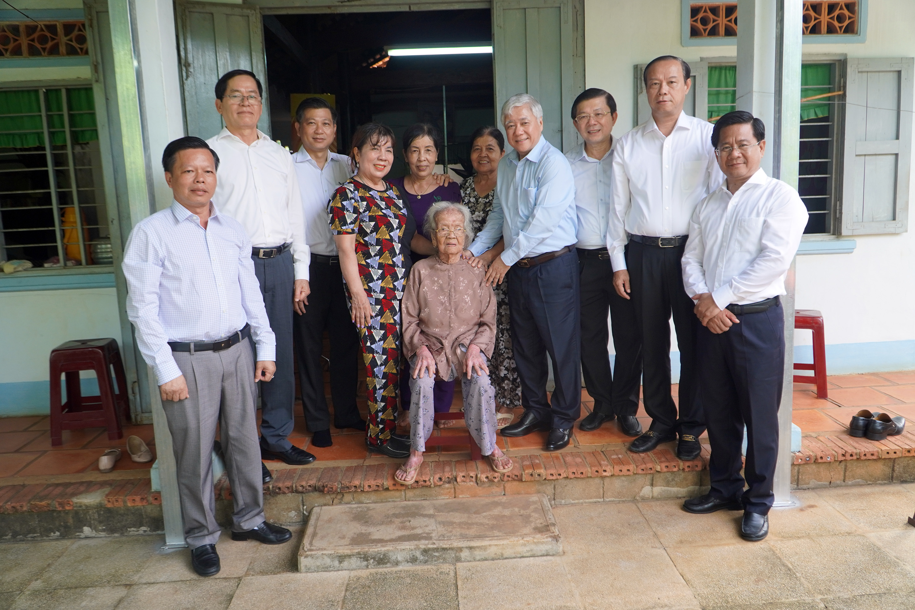 Lãnh đạo Trung ương, lãnh đạo tỉnh và huyện Đất Đỏ chụp ảnh lưu niệm cùng Mẹ VNAH Trần Thị Đường.