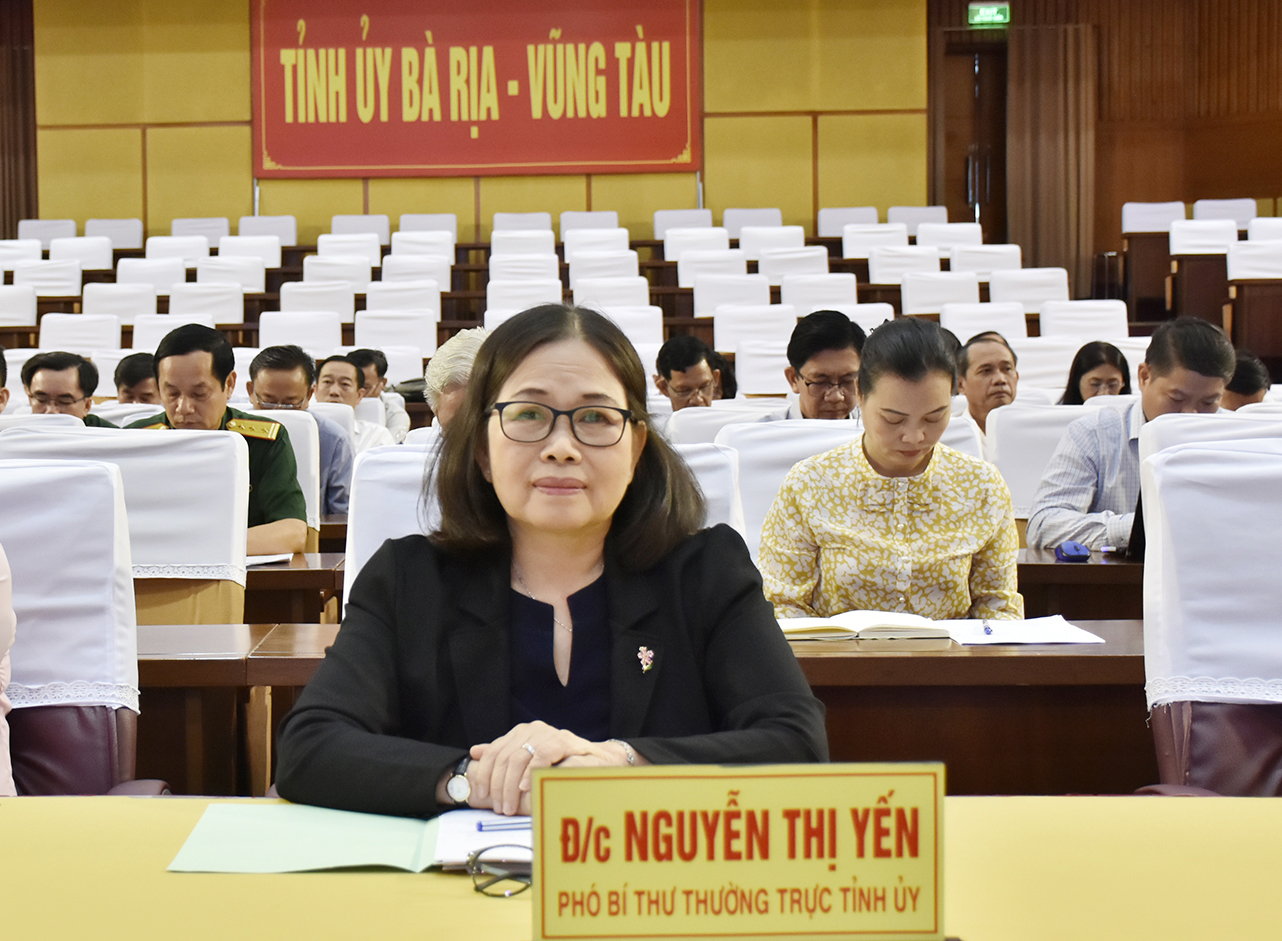 Bà Nguyễn Thị Yến, Phó Bí thư Thường trực Tỉnh ủy, Trưởng Đoàn ĐBQH tỉnh tham dự Hội nghị tại điểm cầu Trung tâm Hành chính - Chính trị tỉnh