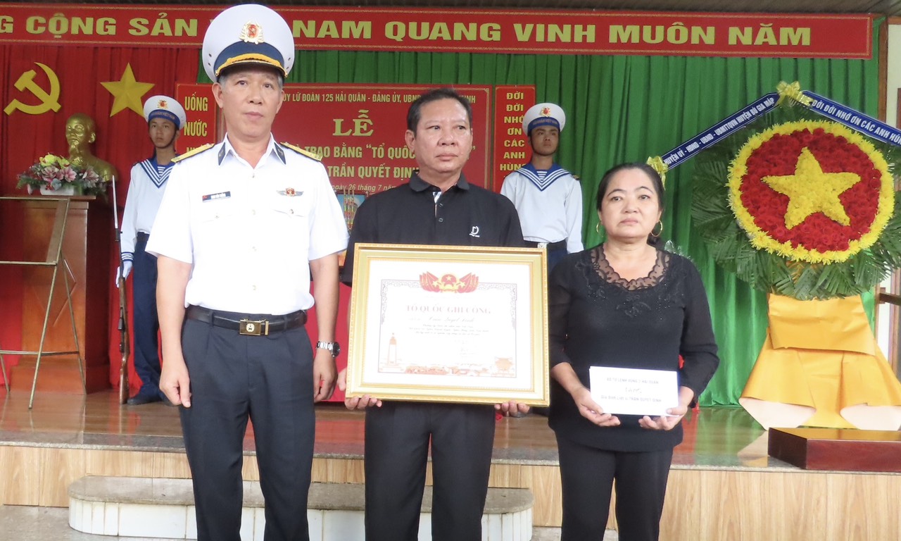 Lãnh đạo Bộ Tư lệnh Vùng 2 Hải quân trao bằng “Tổ quốc ghi công” cho gia đình liệt sĩ Trần Quyết Định.